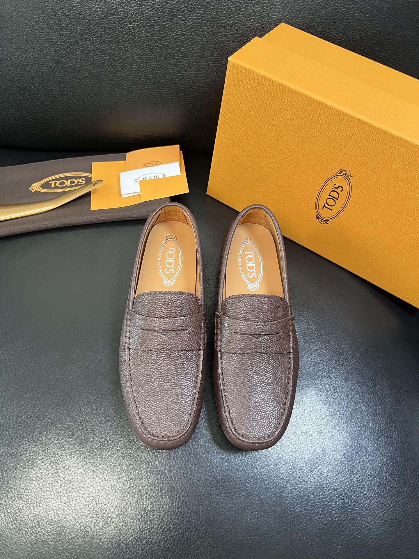Tods 高品质 顶级代购 托德斯 专柜新款，原厂配置意大利进口牛皮面料，高品质复杂拼接工艺，经典的外观