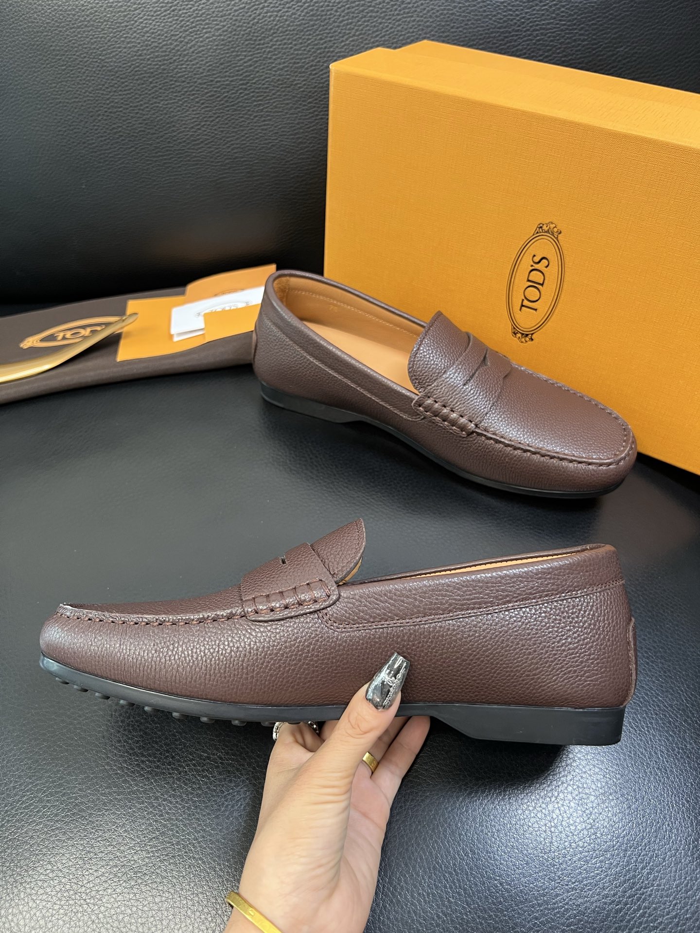Tods 高品质 顶级代购 托德斯 专柜新款，原厂配置意大利进口牛皮面料，高品质复杂拼接工艺，经典的外观