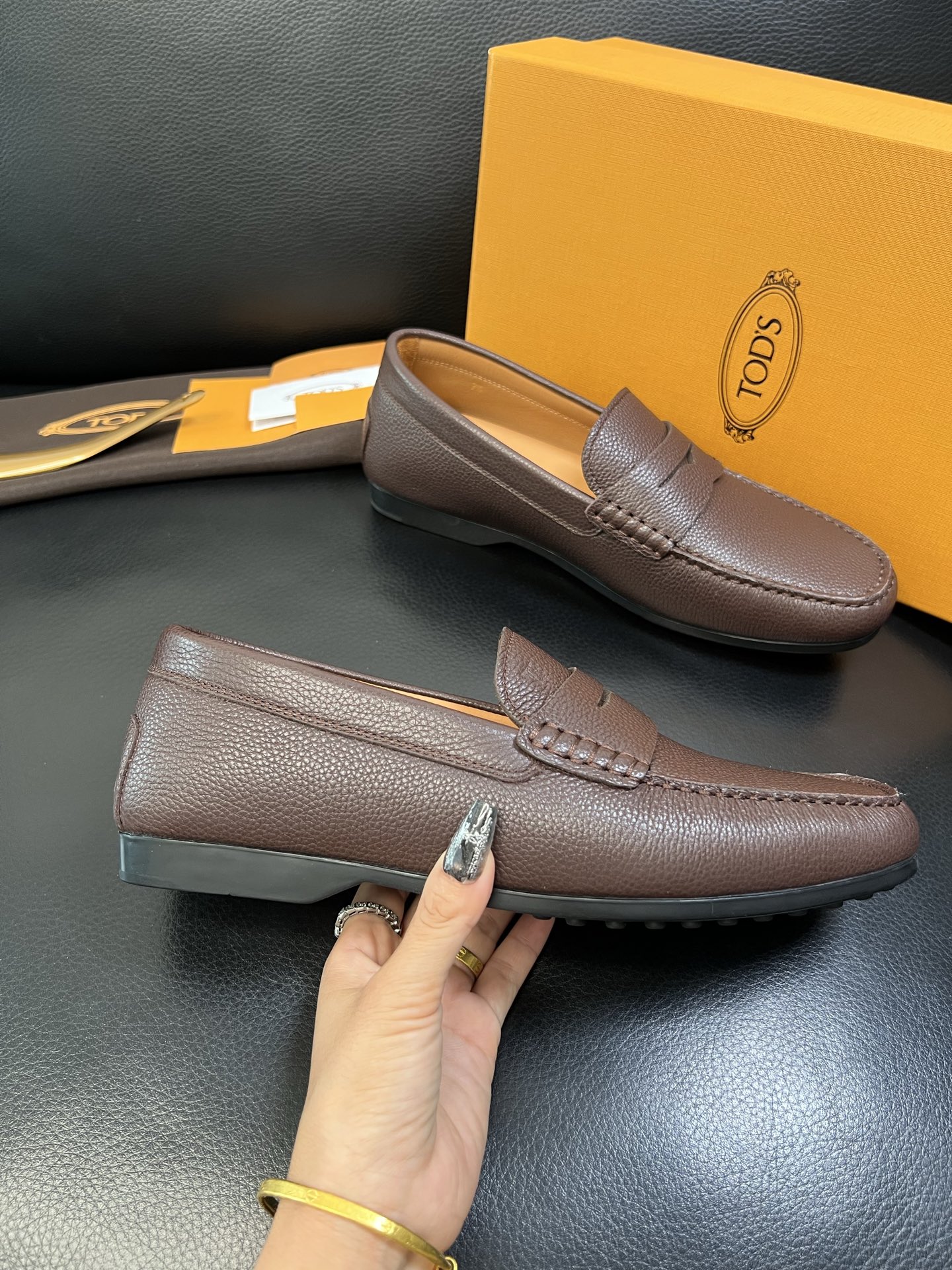 Tods 高品质 顶级代购 托德斯 专柜新款，原厂配置意大利进口牛皮面料，高品质复杂拼接工艺，经典的外观