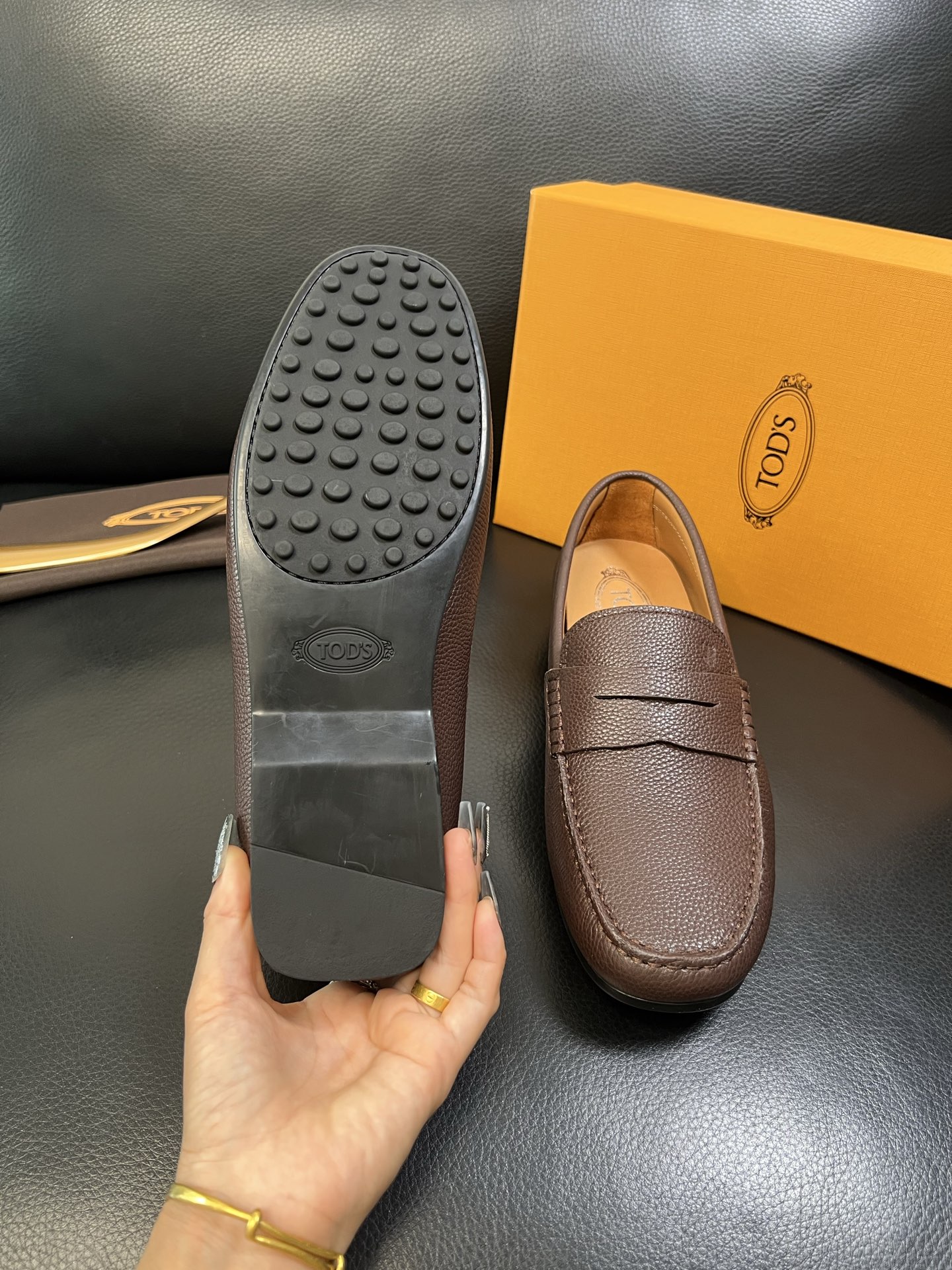 Tods 高品质 顶级代购 托德斯 专柜新款，原厂配置意大利进口牛皮面料，高品质复杂拼接工艺，经典的外观