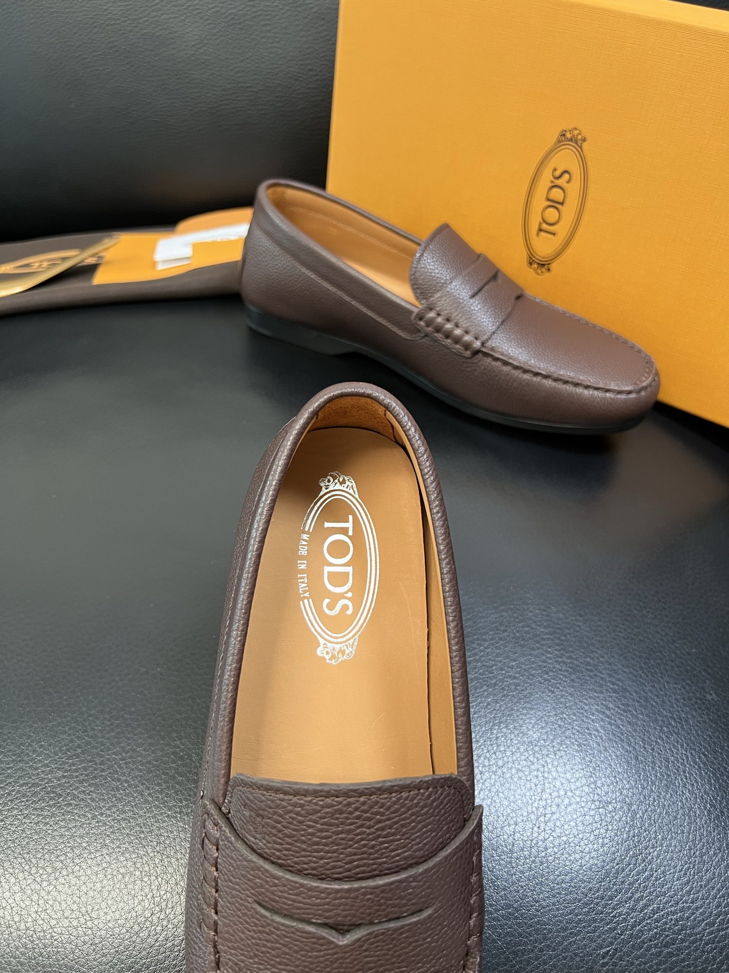 Tods 高品质 顶级代购 托德斯 专柜新款，原厂配置意大利进口牛皮面料，高品质复杂拼接工艺，经典的外观