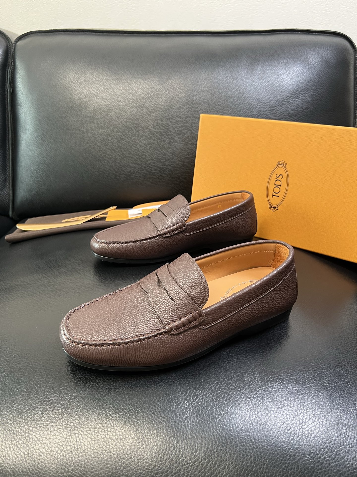 Tods 高品质 顶级代购 托德斯 专柜新款，原厂配置意大利进口牛皮面料，高品质复杂拼接工艺，经典的外观