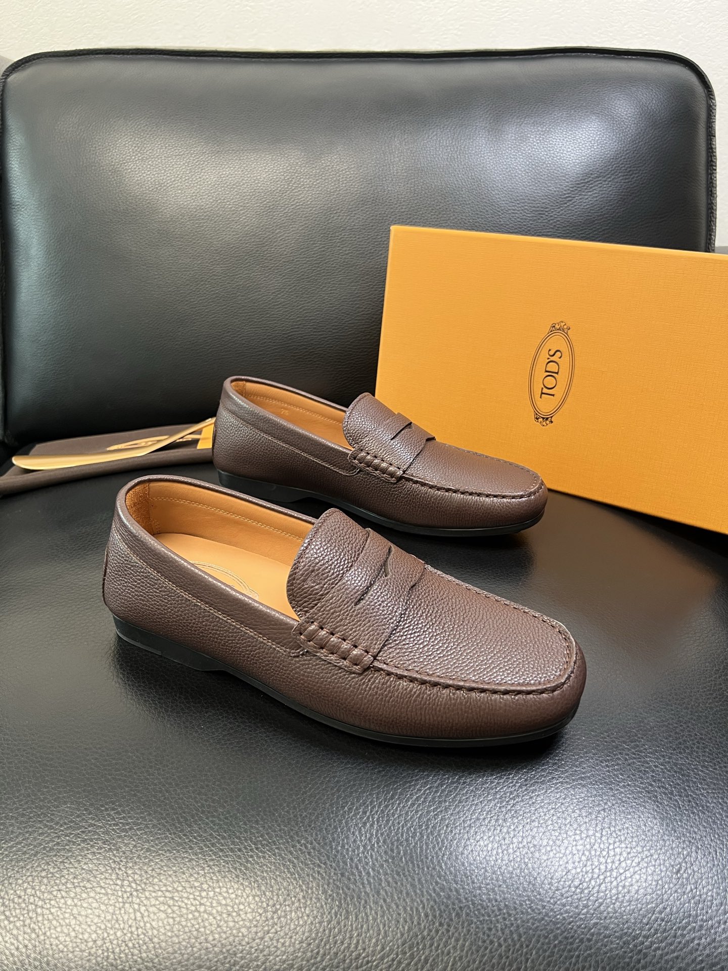 Tods 高品质 顶级代购 托德斯 专柜新款，原厂配置意大利进口牛皮面料，高品质复杂拼接工艺，经典的外观