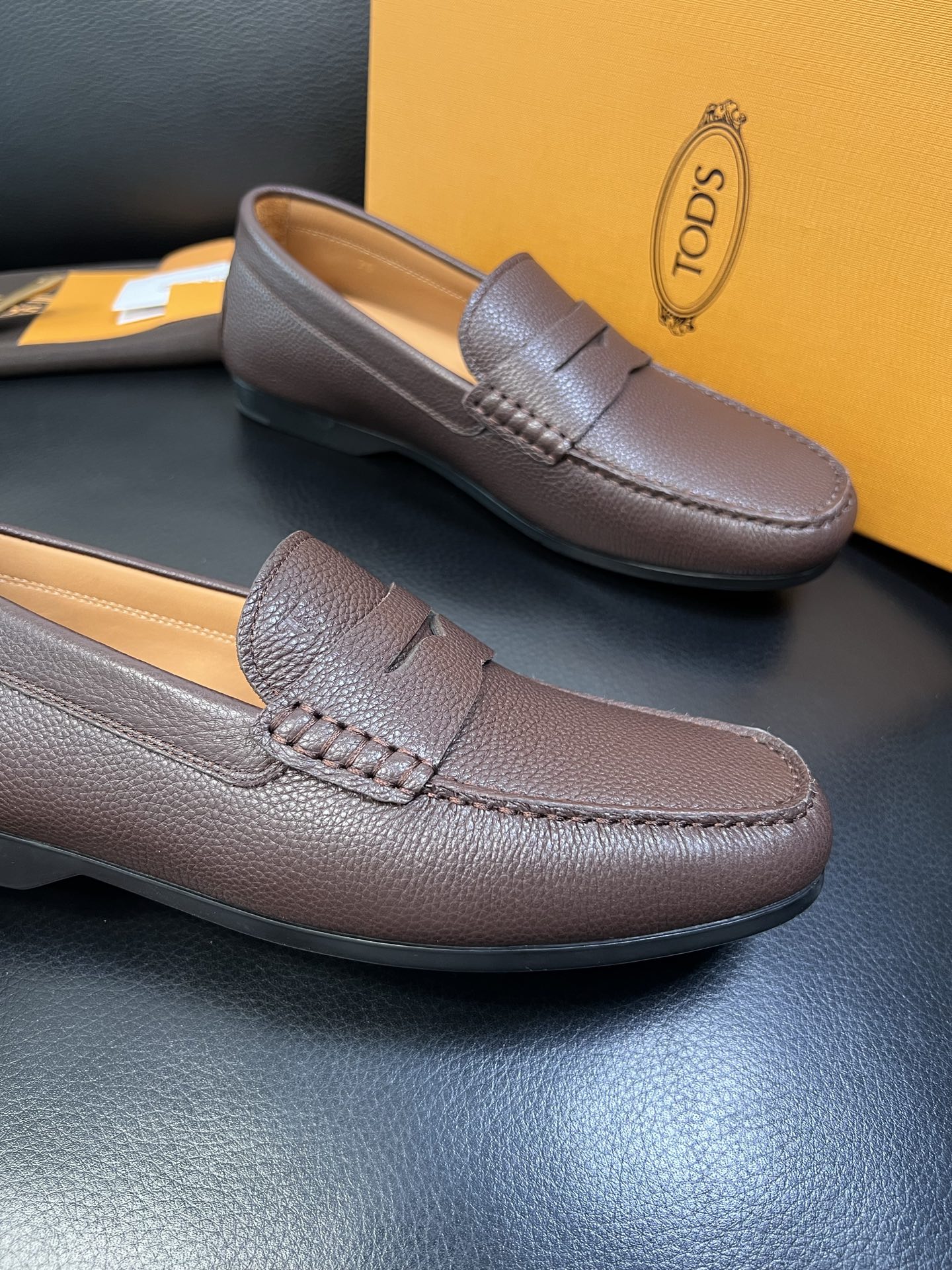 Tods 高品质 顶级代购 托德斯 专柜新款，原厂配置意大利进口牛皮面料，高品质复杂拼接工艺，经典的外观
