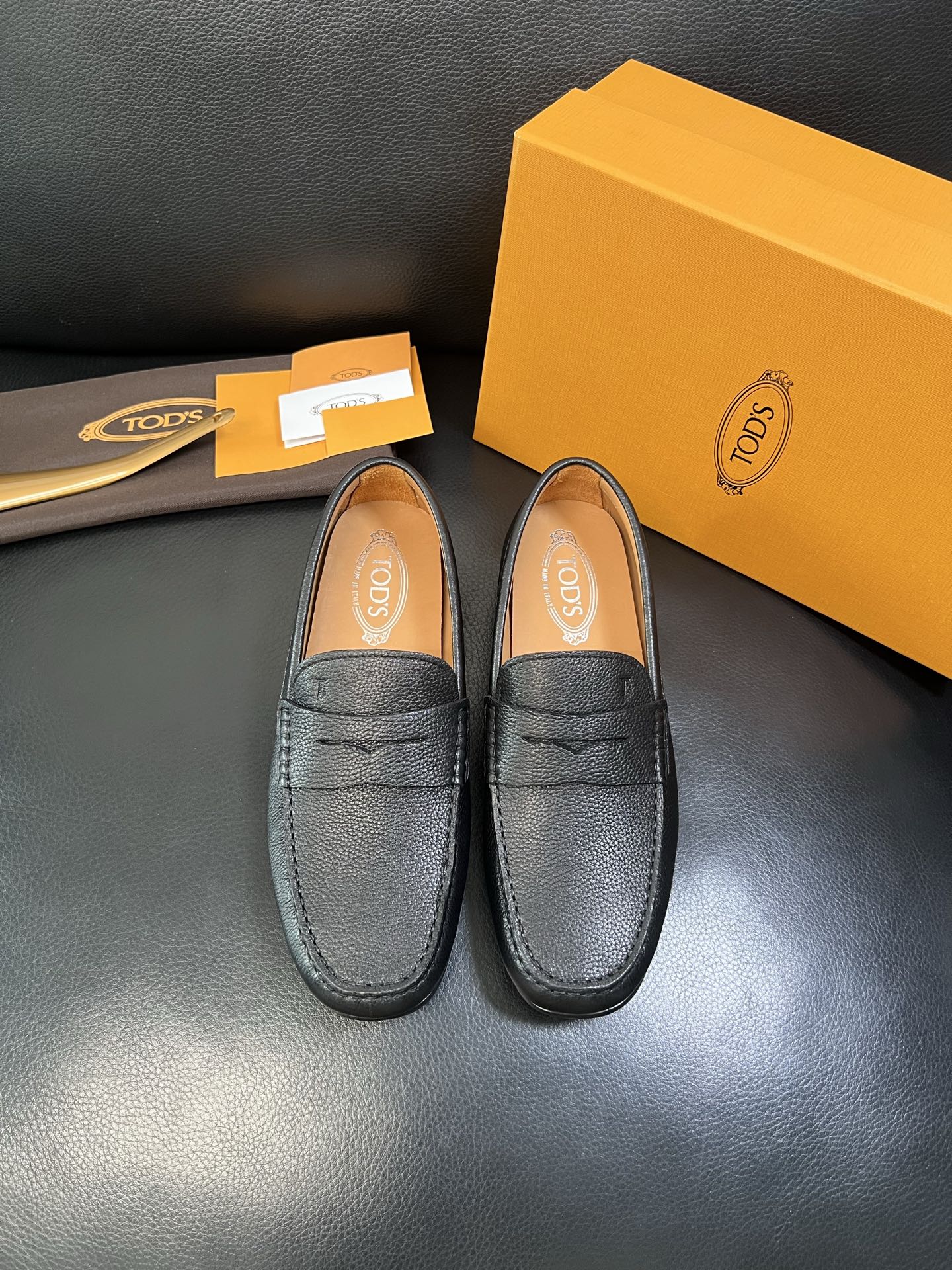 Tods 高品质 顶级代购 托德斯 专柜新款，原厂配置意大利进口牛皮面料，高品质复杂拼接工艺，经典的外观