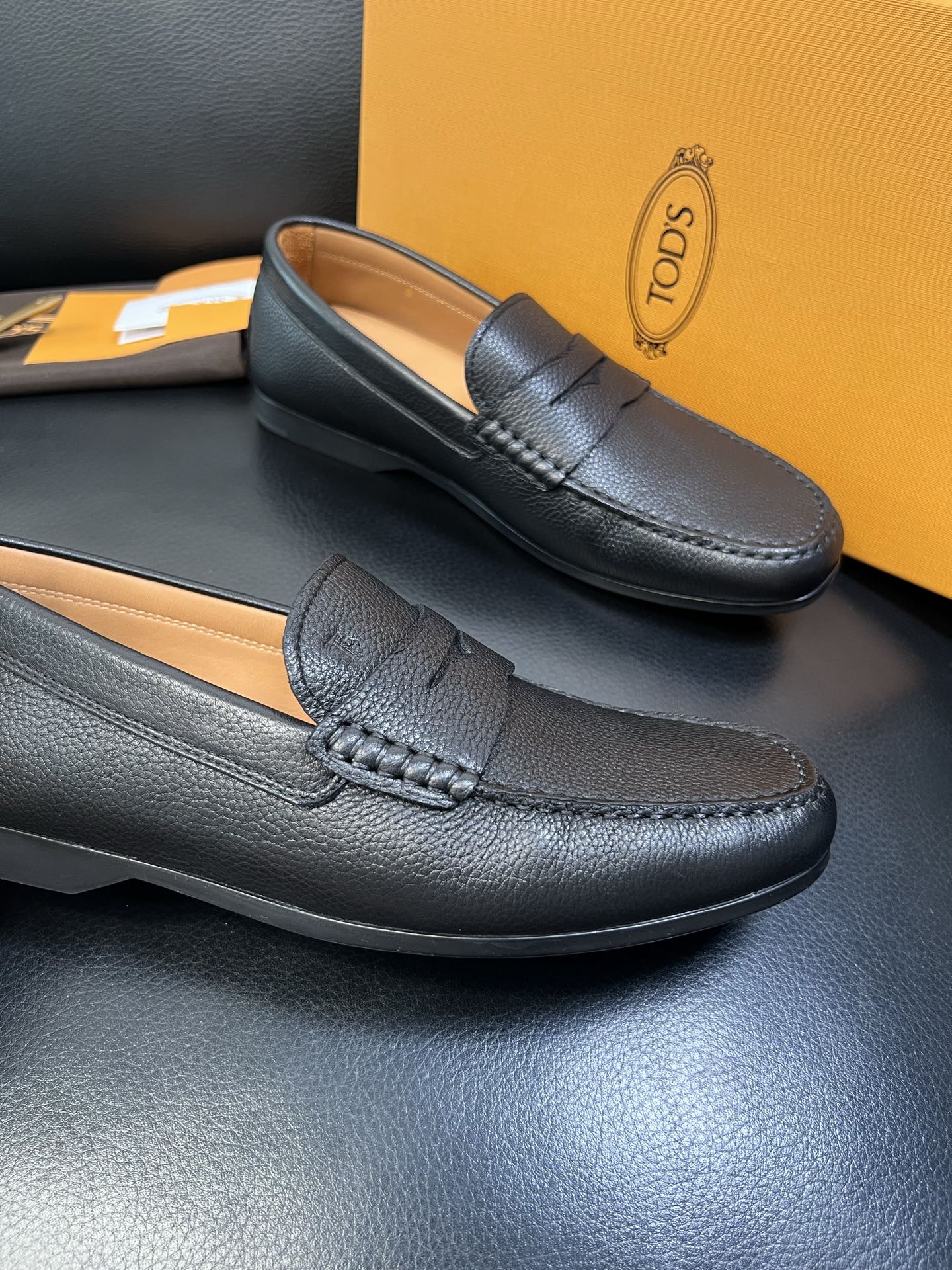 Tods 高品质 顶级代购 托德斯 专柜新款，原厂配置意大利进口牛皮面料，高品质复杂拼接工艺，经典的外观