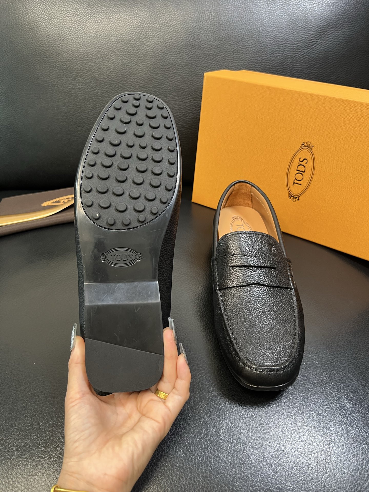 Tods 高品质 顶级代购 托德斯 专柜新款，原厂配置意大利进口牛皮面料，高品质复杂拼接工艺，经典的外观