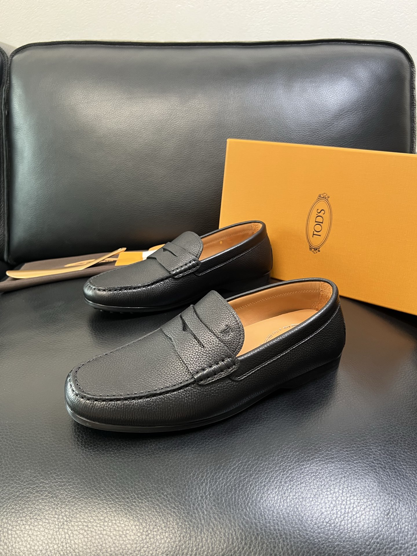 Tods 高品质 顶级代购 托德斯 专柜新款，原厂配置意大利进口牛皮面料，高品质复杂拼接工艺，经典的外观