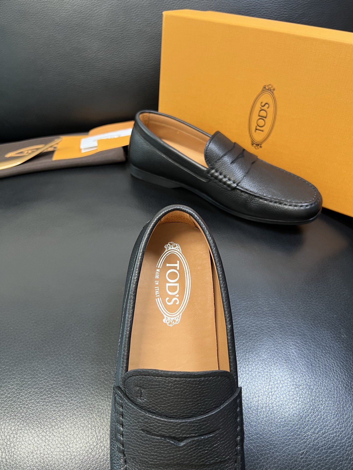 Tods 高品质 顶级代购 托德斯 专柜新款，原厂配置意大利进口牛皮面料，高品质复杂拼接工艺，经典的外观