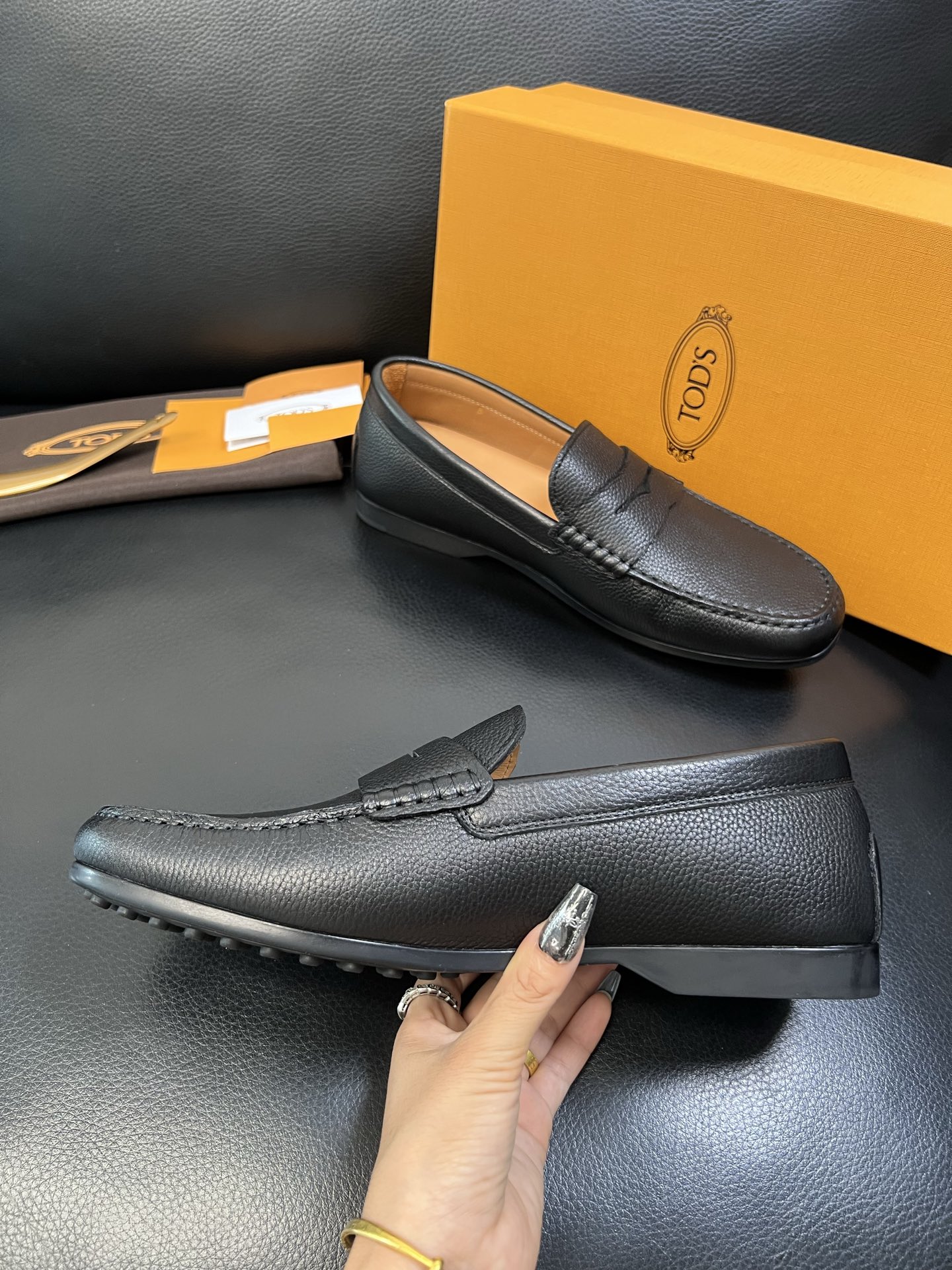Tods 高品质 顶级代购 托德斯 专柜新款，原厂配置意大利进口牛皮面料，高品质复杂拼接工艺，经典的外观