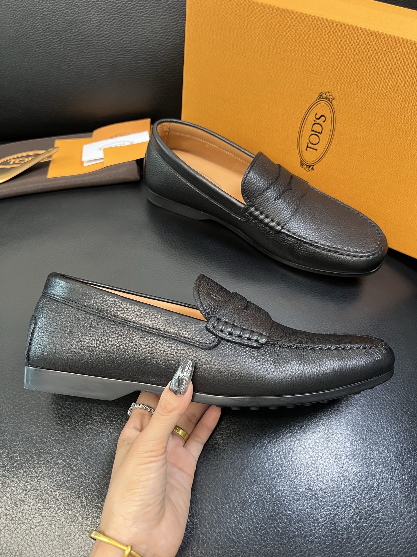 Tods 高品质 顶级代购 托德斯 专柜新款，原厂配置意大利进口牛皮面料，高品质复杂拼接工艺，经典的外观