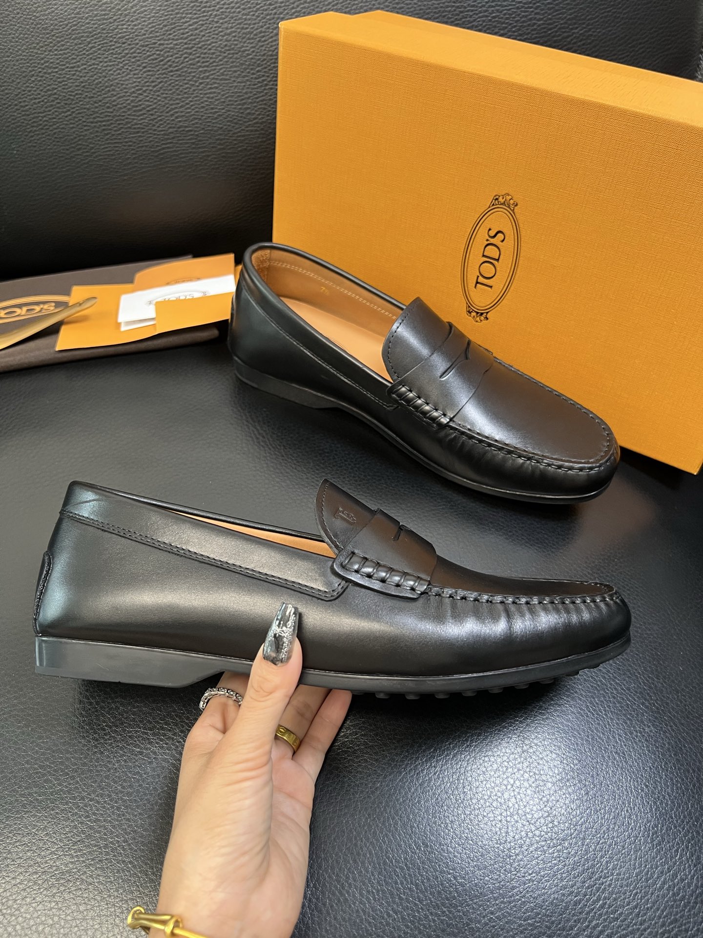 Tods 高品质 顶级代购 托德斯 专柜新款，原厂配置意大利进口牛皮面料，高品质复杂拼接工艺，经典的外观