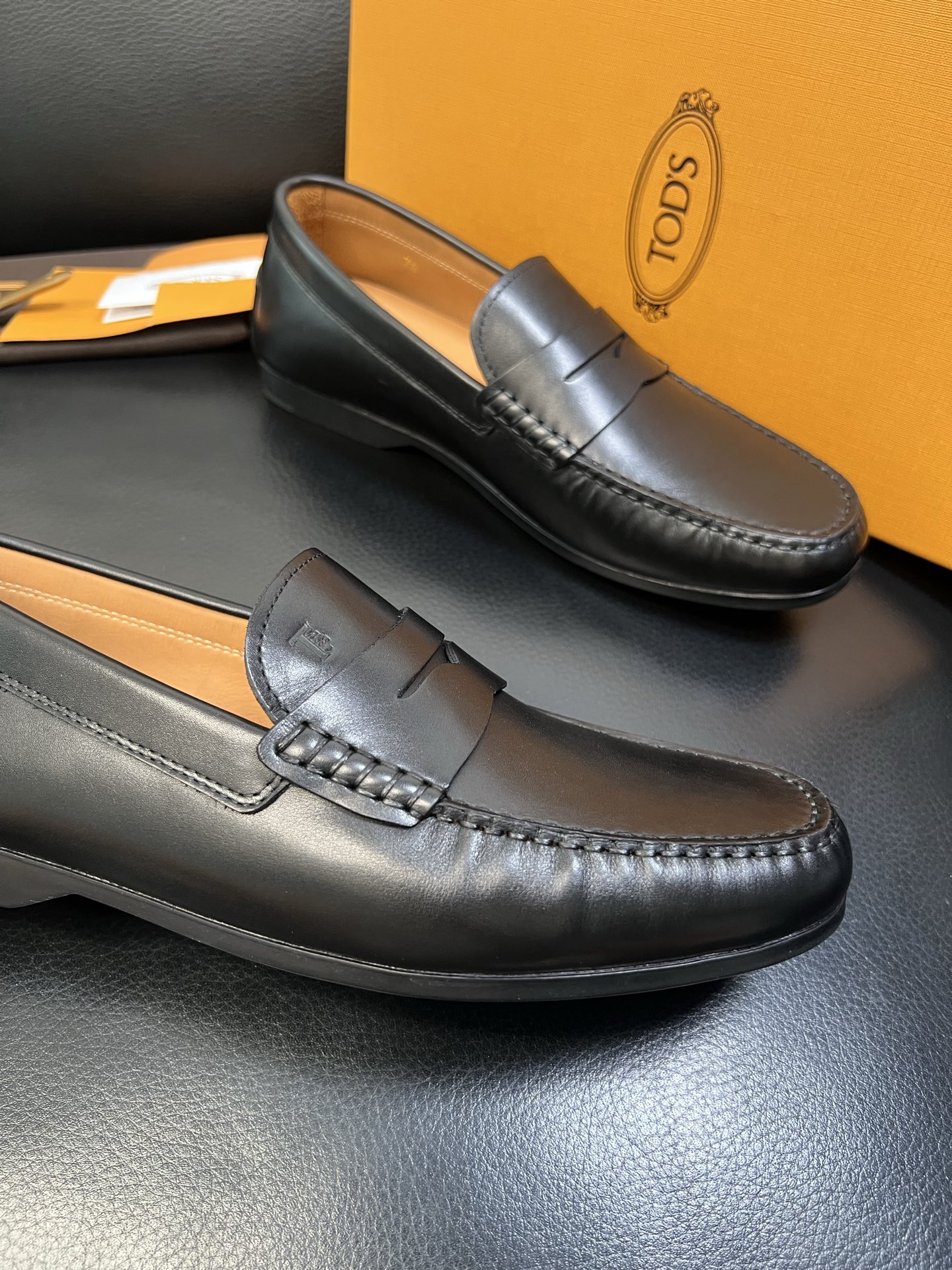Tods 高品质 顶级代购 托德斯 专柜新款，原厂配置意大利进口牛皮面料，高品质复杂拼接工艺，经典的外观