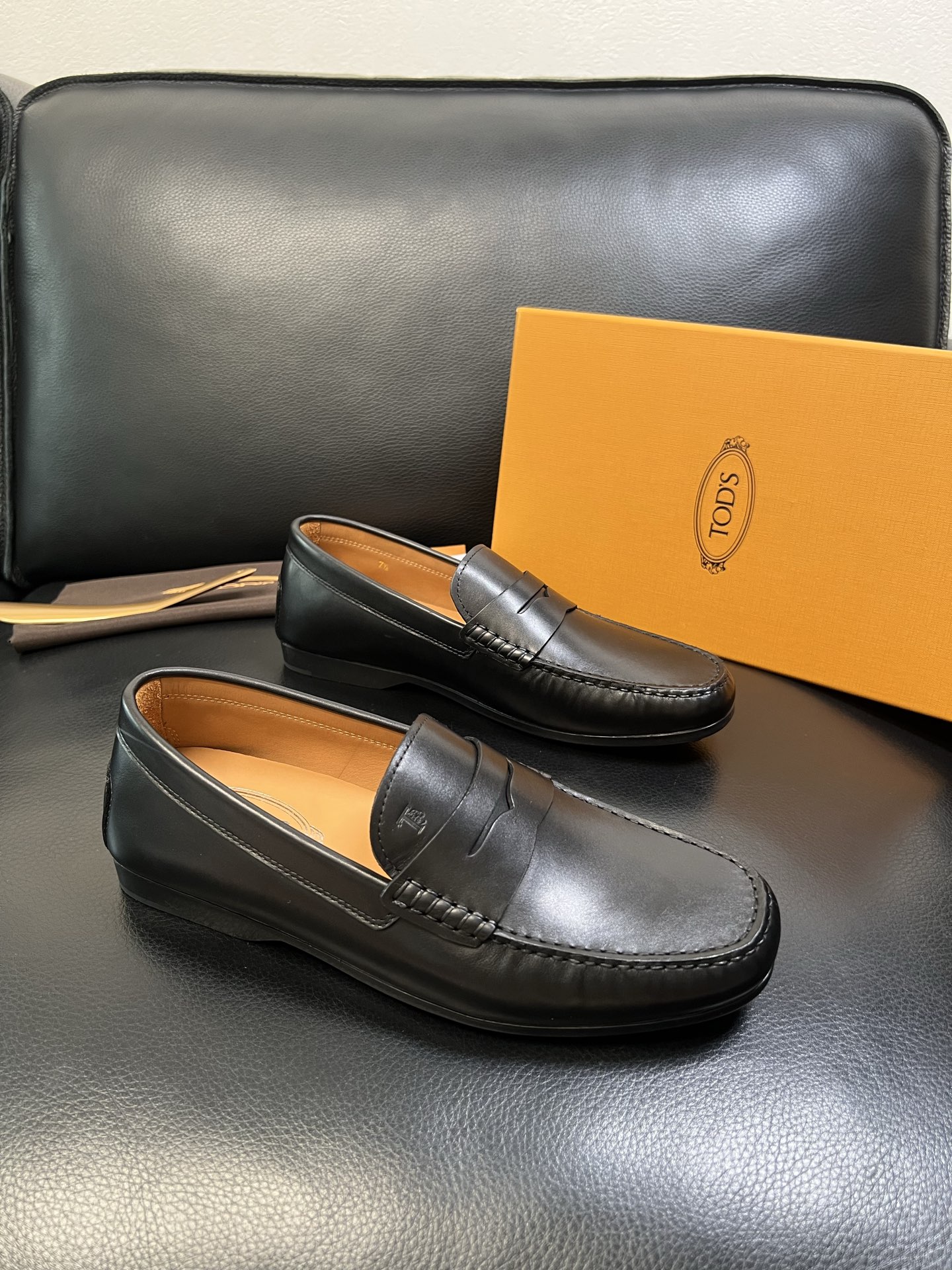 Tods 高品质 顶级代购 托德斯 专柜新款，原厂配置意大利进口牛皮面料，高品质复杂拼接工艺，经典的外观