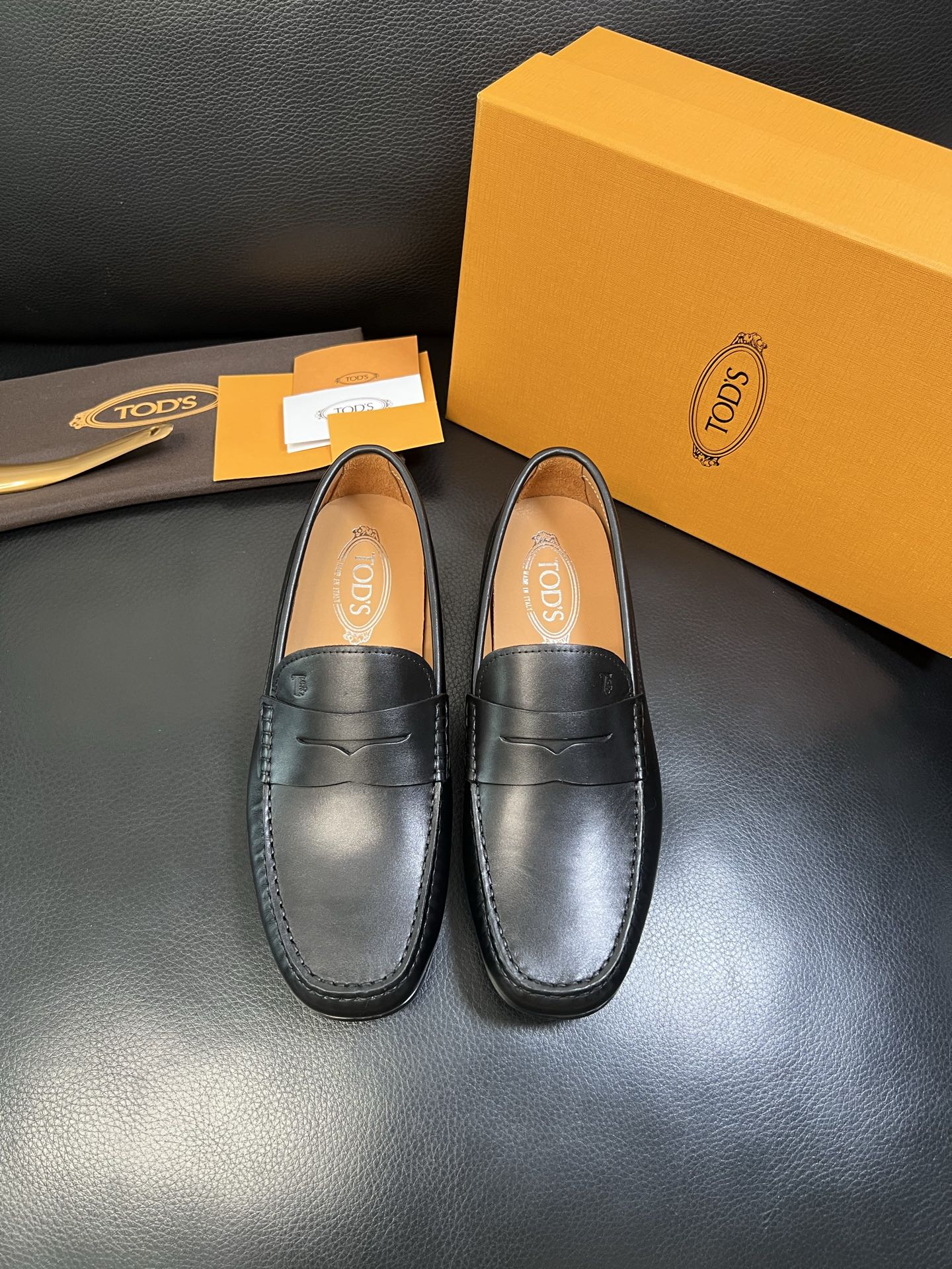 Tods 高品质 顶级代购 托德斯 专柜新款，原厂配置意大利进口牛皮面料，高品质复杂拼接工艺，经典的外观