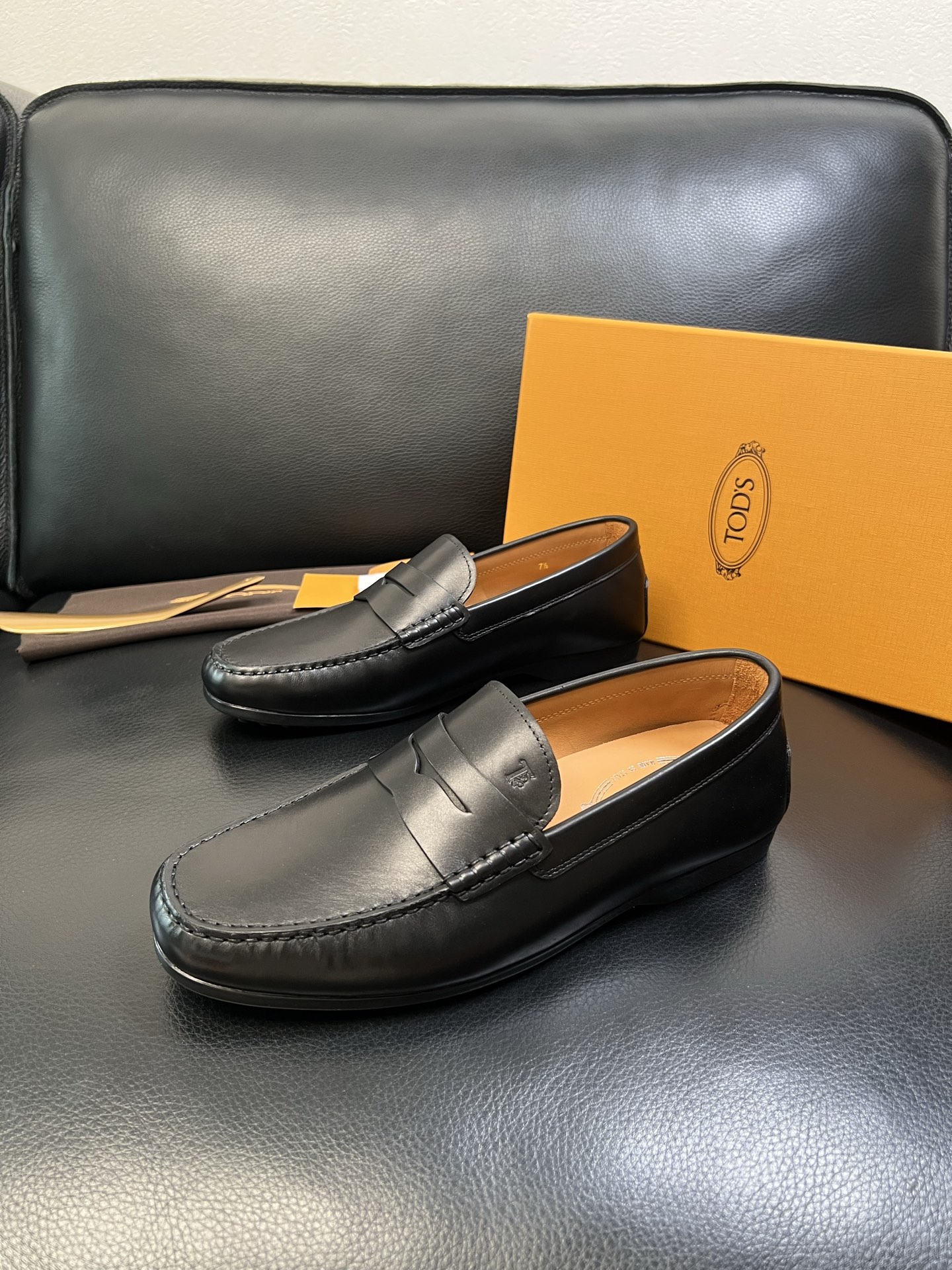 Tods 高品质 顶级代购 托德斯 专柜新款，原厂配置意大利进口牛皮面料，高品质复杂拼接工艺，经典的外观