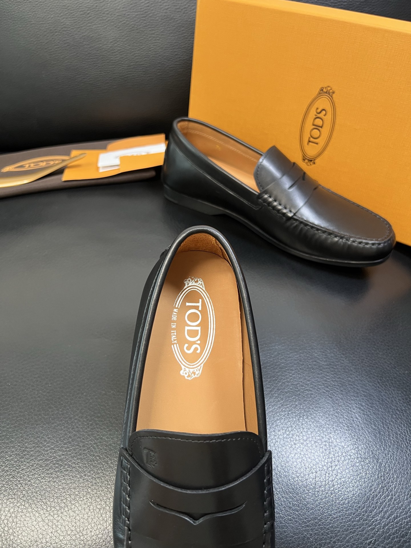 Tods 高品质 顶级代购 托德斯 专柜新款，原厂配置意大利进口牛皮面料，高品质复杂拼接工艺，经典的外观