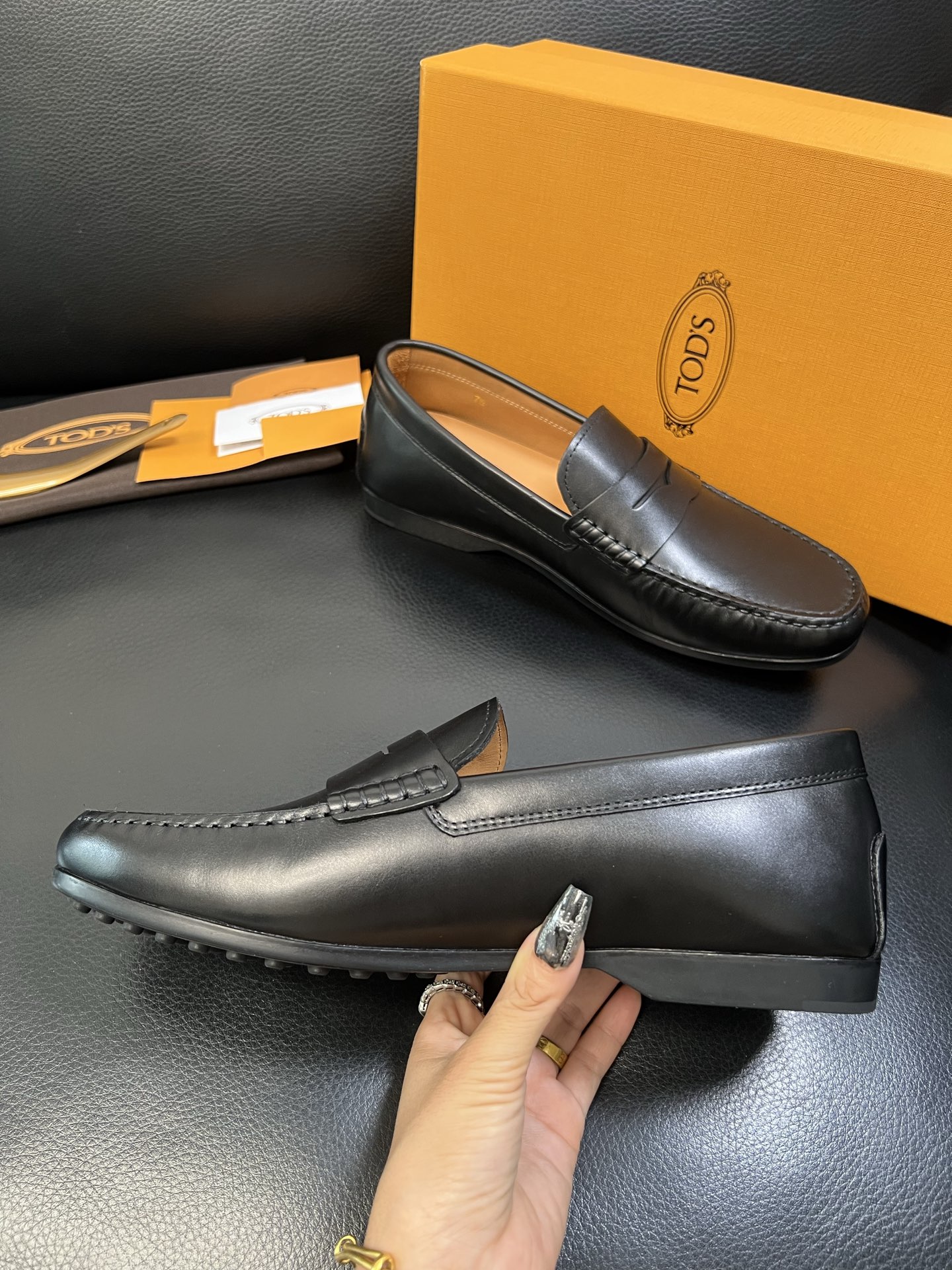 Tods 高品质 顶级代购 托德斯 专柜新款，原厂配置意大利进口牛皮面料，高品质复杂拼接工艺，经典的外观