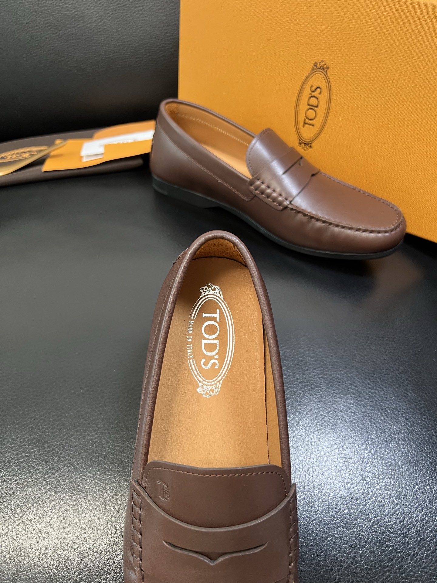 Tods 高品质 顶级代购 托德斯 专柜新款，原厂配置意大利进口牛皮面料，高品质复杂拼接工艺，经典的外观