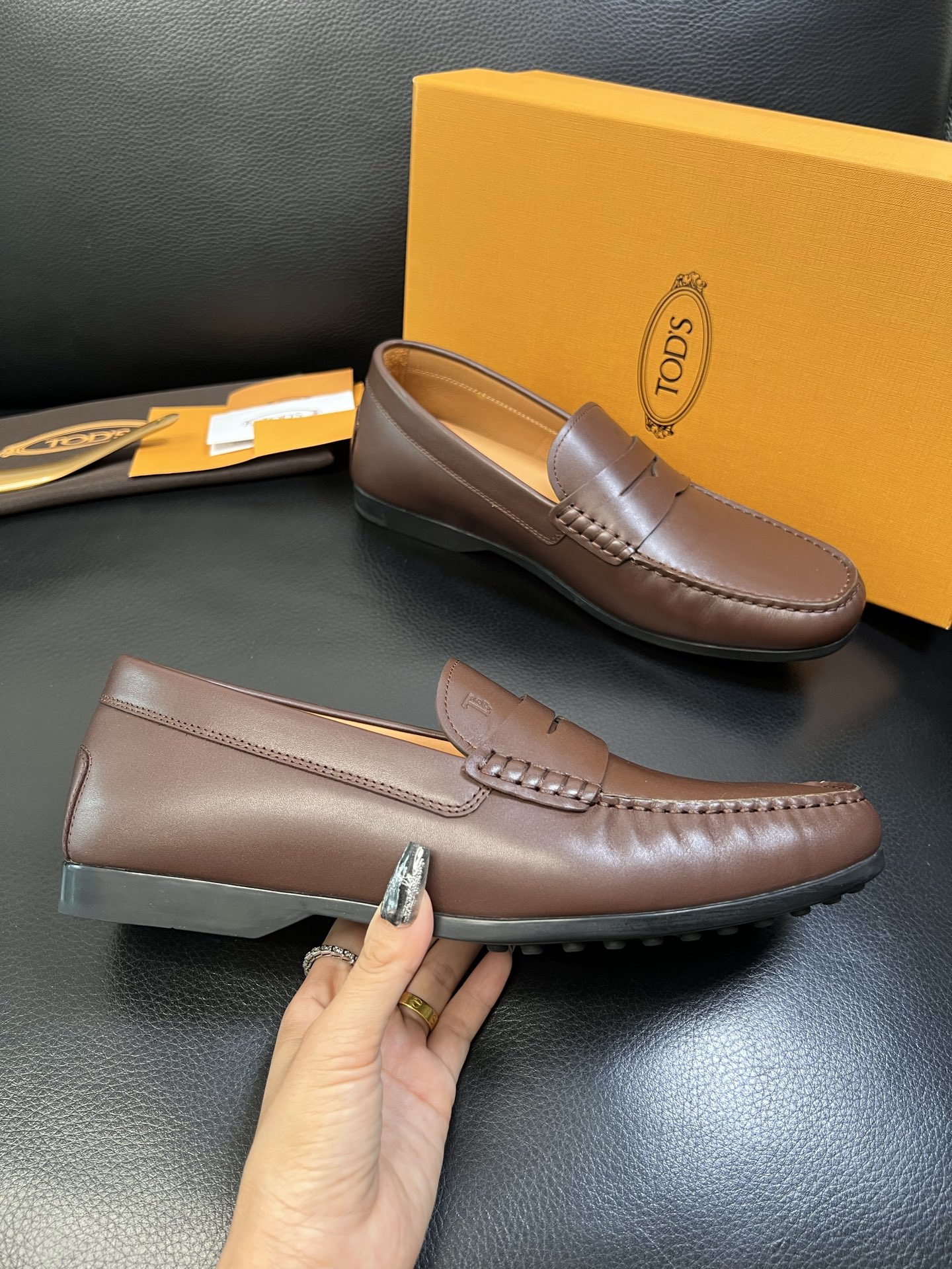 Tods 高品质 顶级代购 托德斯 专柜新款，原厂配置意大利进口牛皮面料，高品质复杂拼接工艺，经典的外观
