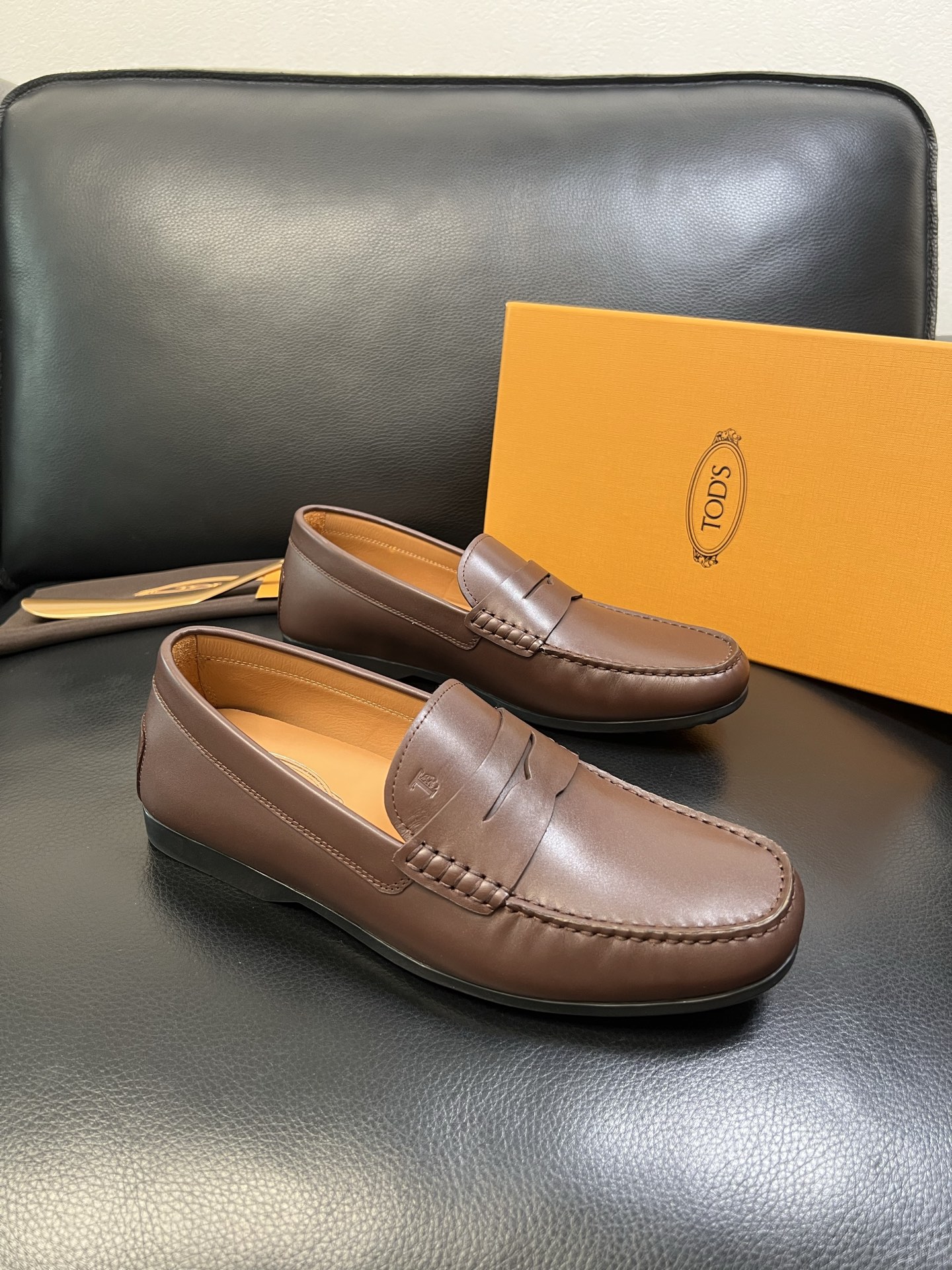 Tods 高品质 顶级代购 托德斯 专柜新款，原厂配置意大利进口牛皮面料，高品质复杂拼接工艺，经典的外观
