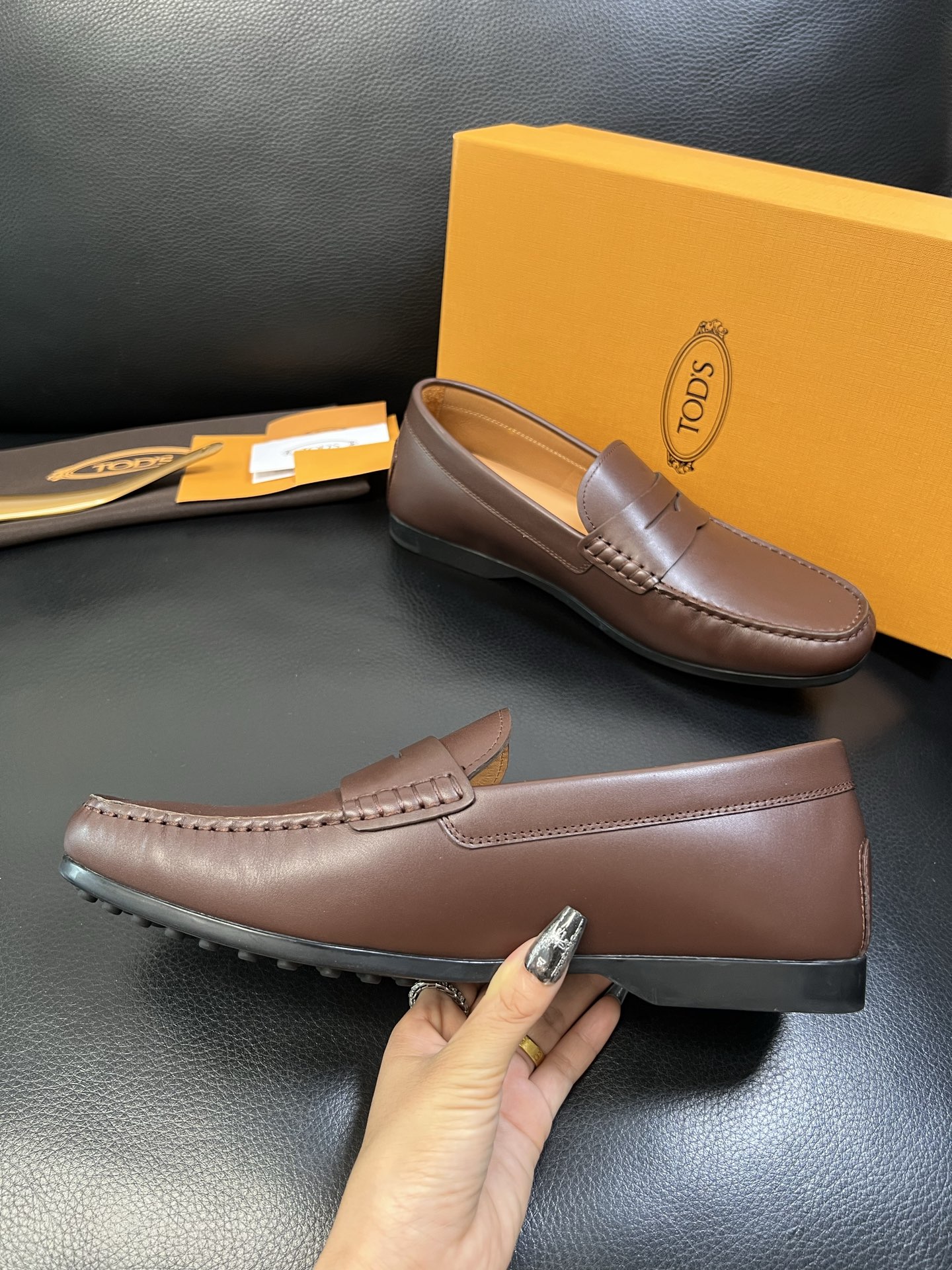 Tods 高品质 顶级代购 托德斯 专柜新款，原厂配置意大利进口牛皮面料，高品质复杂拼接工艺，经典的外观