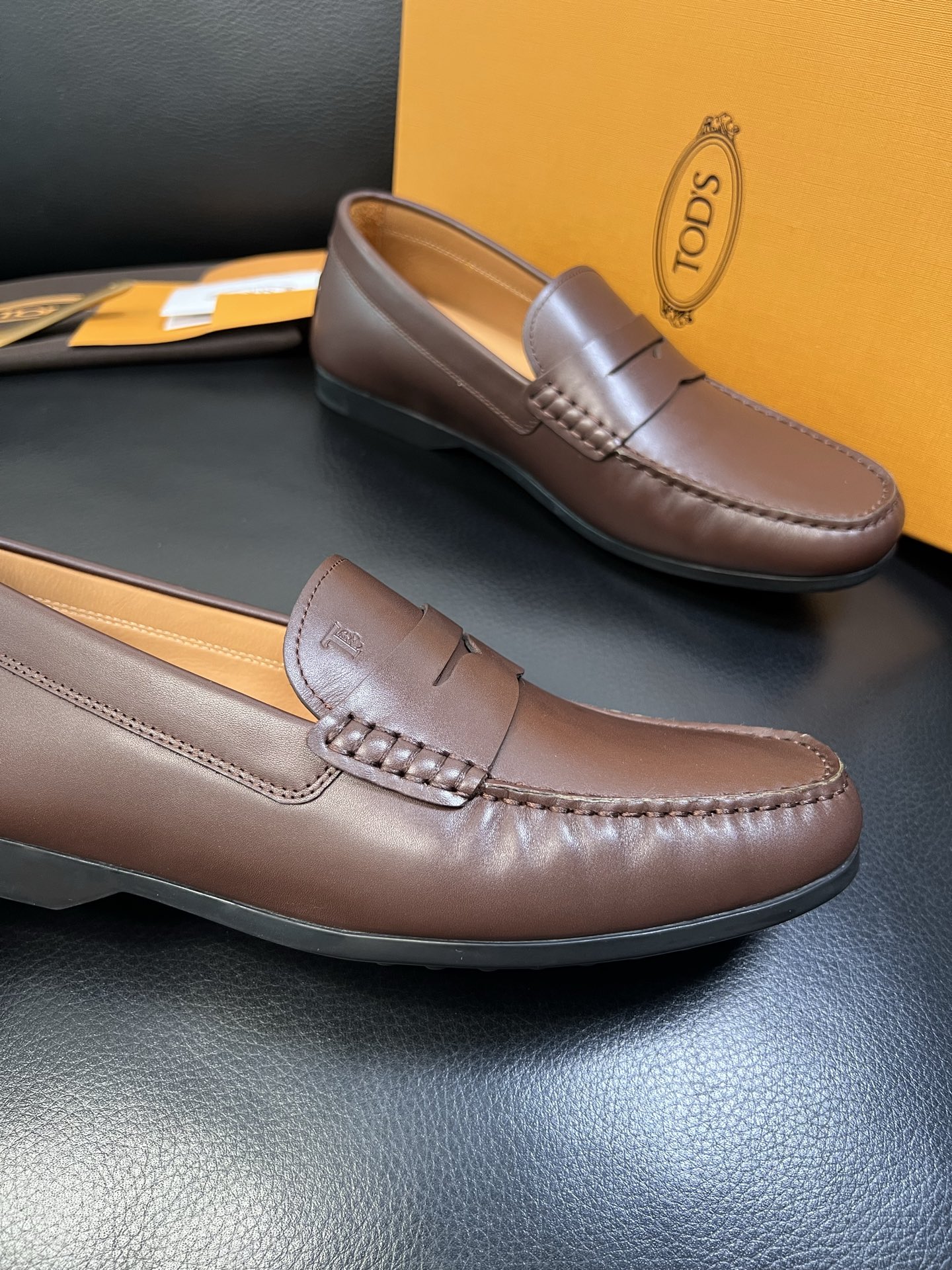 Tods 高品质 顶级代购 托德斯 专柜新款，原厂配置意大利进口牛皮面料，高品质复杂拼接工艺，经典的外观