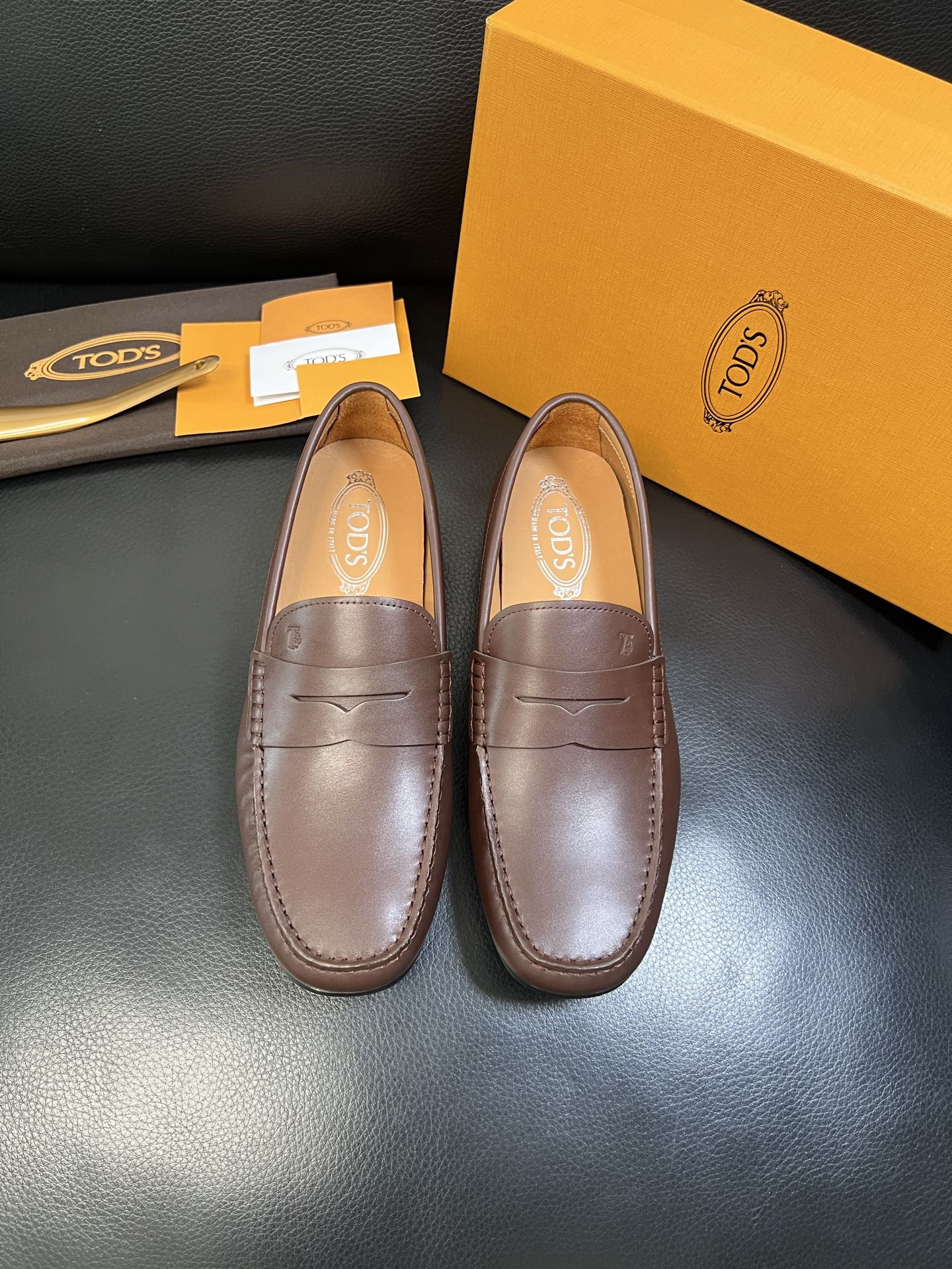 Tods 高品质 顶级代购 托德斯 专柜新款，原厂配置意大利进口牛皮面料，高品质复杂拼接工艺，经典的外观
