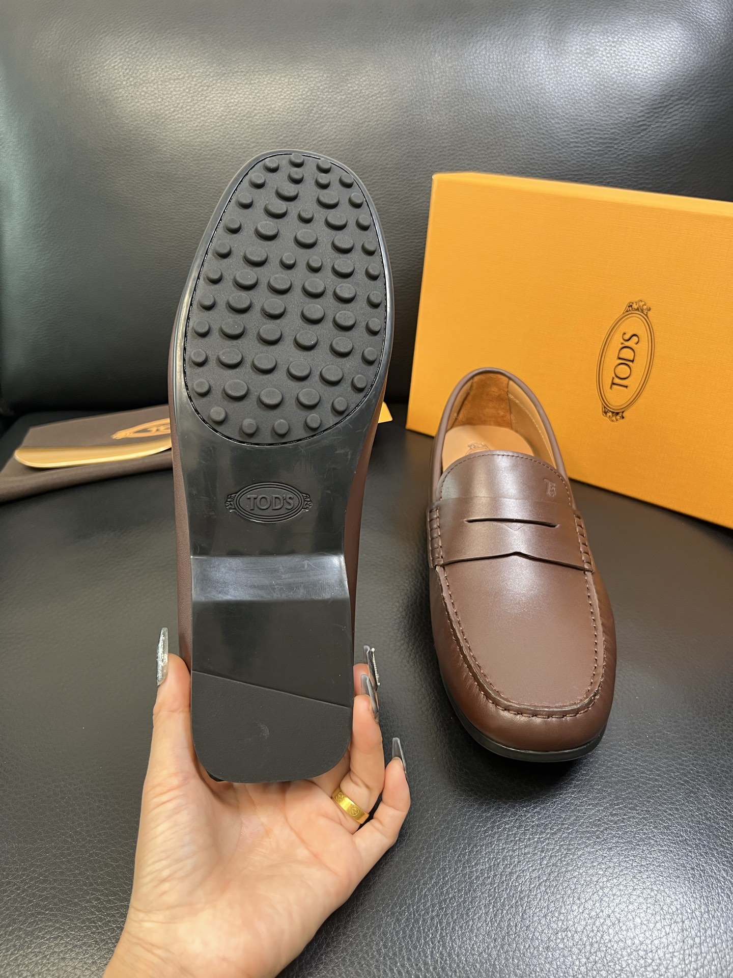 Tods 高品质 顶级代购 托德斯 专柜新款，原厂配置意大利进口牛皮面料，高品质复杂拼接工艺，经典的外观