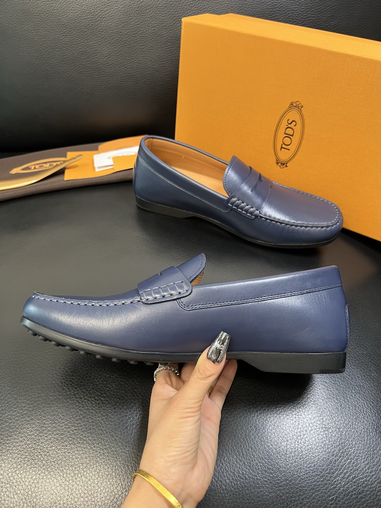 Tods 高品质 顶级代购 托德斯 专柜新款，原厂配置意大利进口牛皮面料，高品质复杂拼接工艺，经典的外观