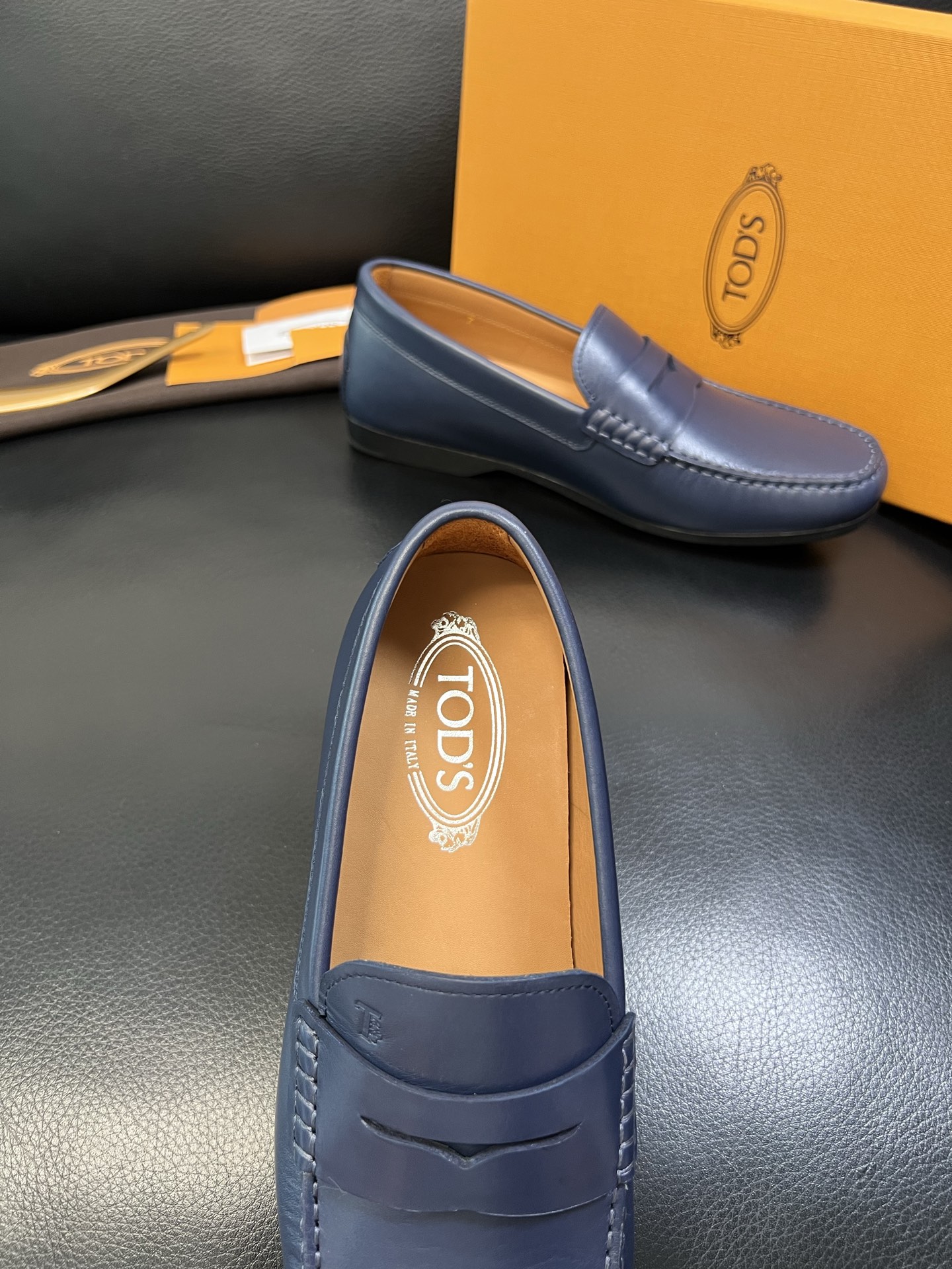 Tods 高品质 顶级代购 托德斯 专柜新款，原厂配置意大利进口牛皮面料，高品质复杂拼接工艺，经典的外观