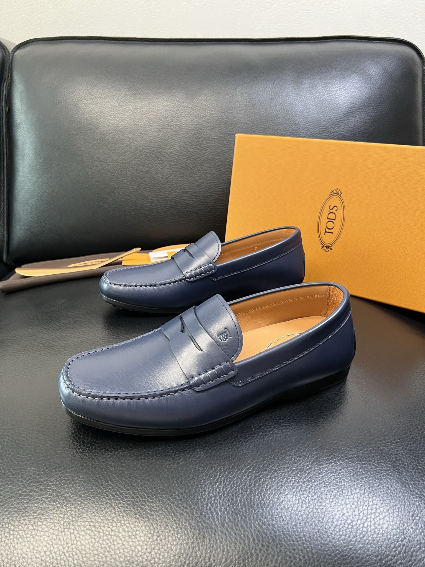 Tods 高品质 顶级代购 托德斯 专柜新款，原厂配置意大利进口牛皮面料，高品质复杂拼接工艺，经典的外观