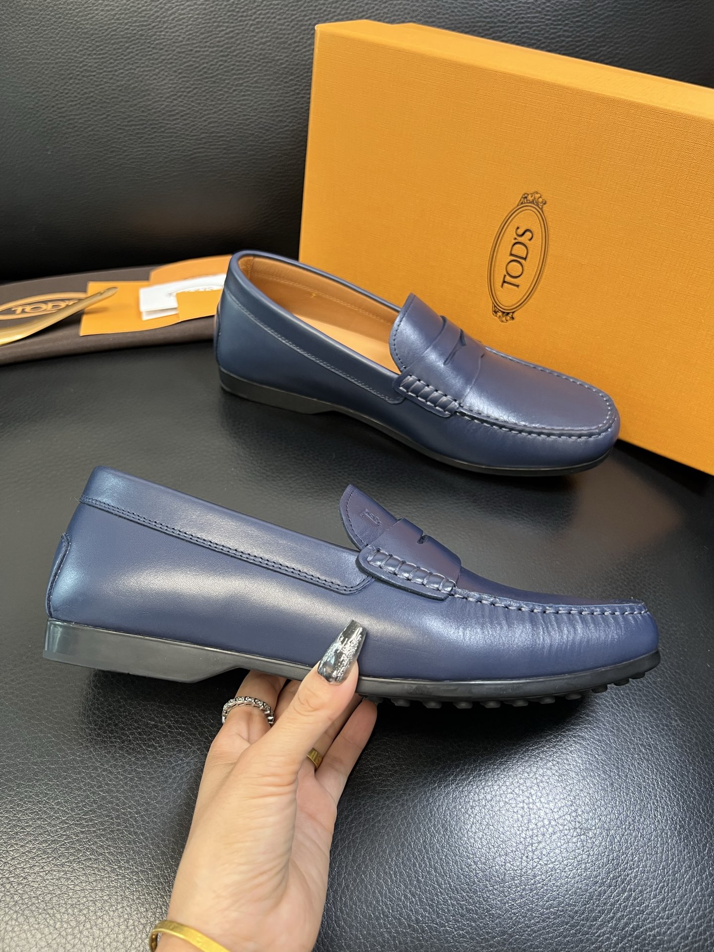 Tods 高品质 顶级代购 托德斯 专柜新款，原厂配置意大利进口牛皮面料，高品质复杂拼接工艺，经典的外观