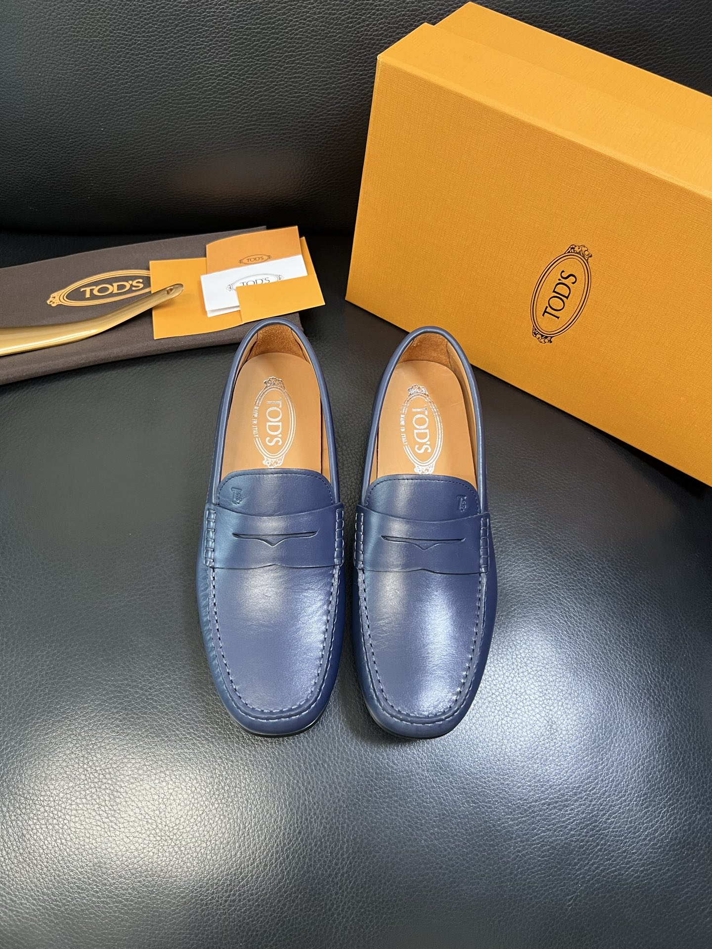 Tods 高品质 顶级代购 托德斯 专柜新款，原厂配置意大利进口牛皮面料，高品质复杂拼接工艺，经典的外观