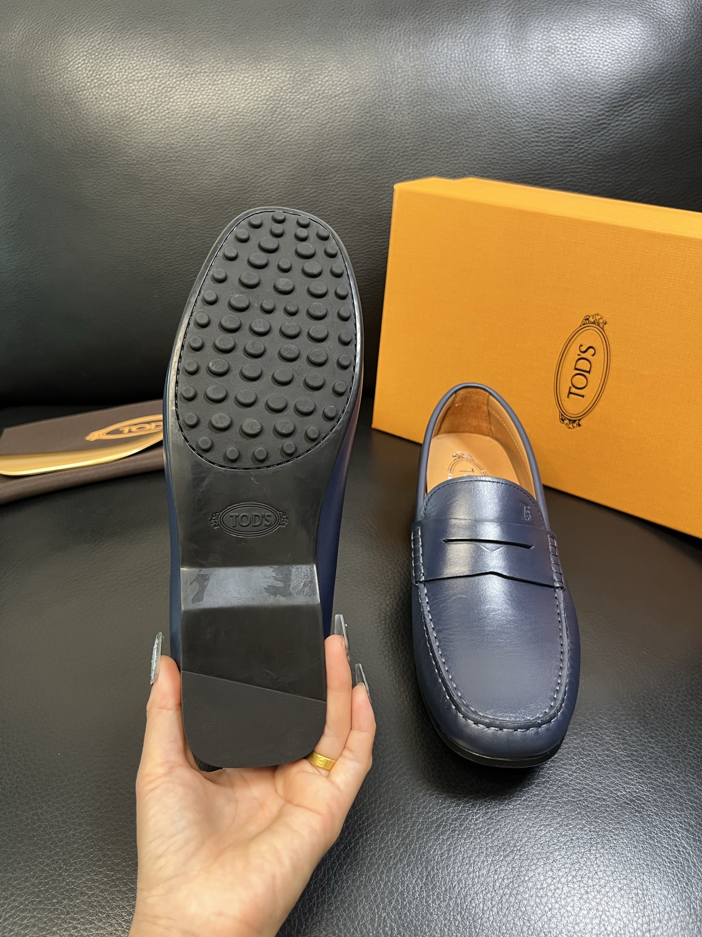 Tods 高品质 顶级代购 托德斯 专柜新款，原厂配置意大利进口牛皮面料，高品质复杂拼接工艺，经典的外观