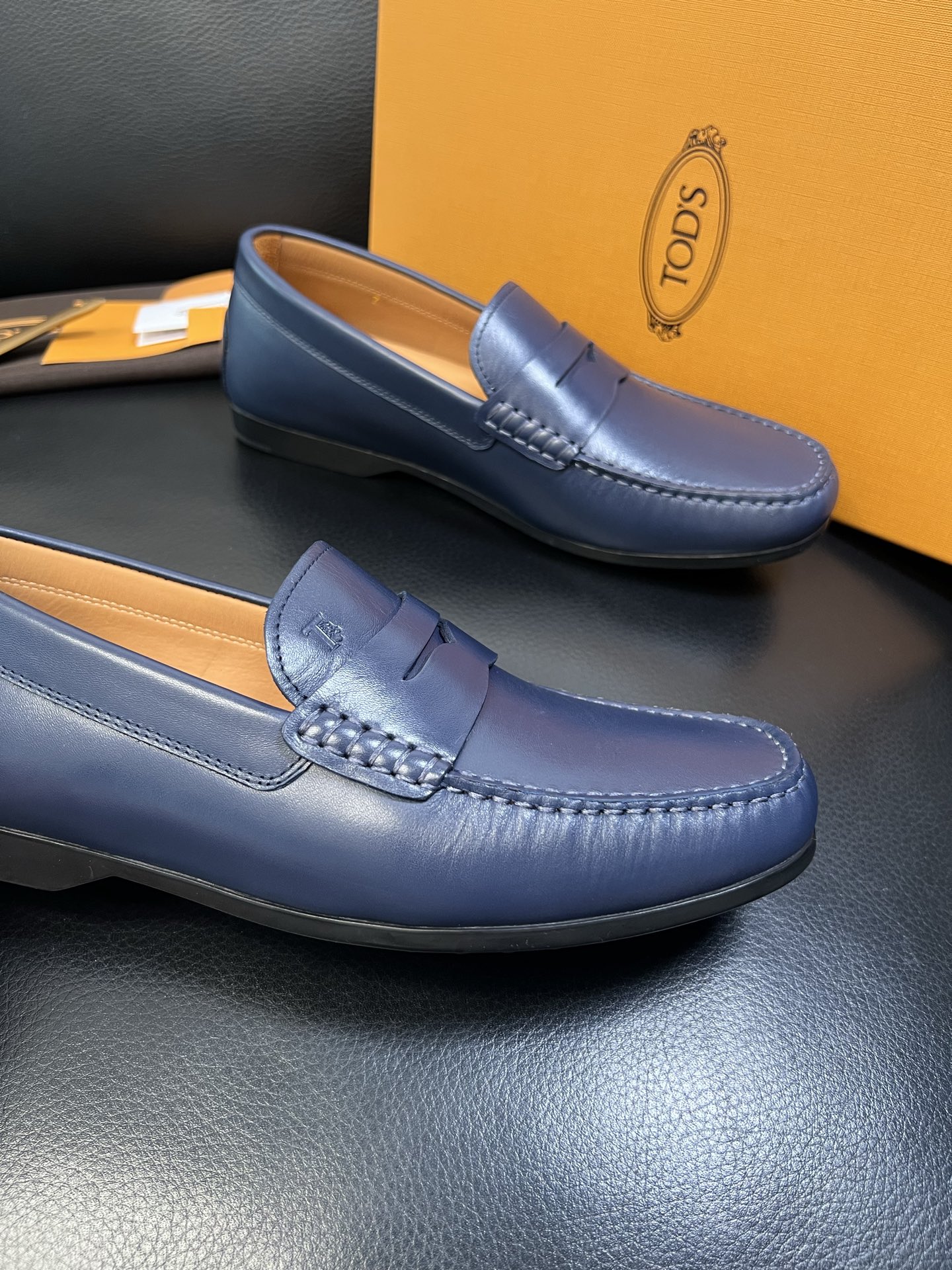 Tods 高品质 顶级代购 托德斯 专柜新款，原厂配置意大利进口牛皮面料，高品质复杂拼接工艺，经典的外观