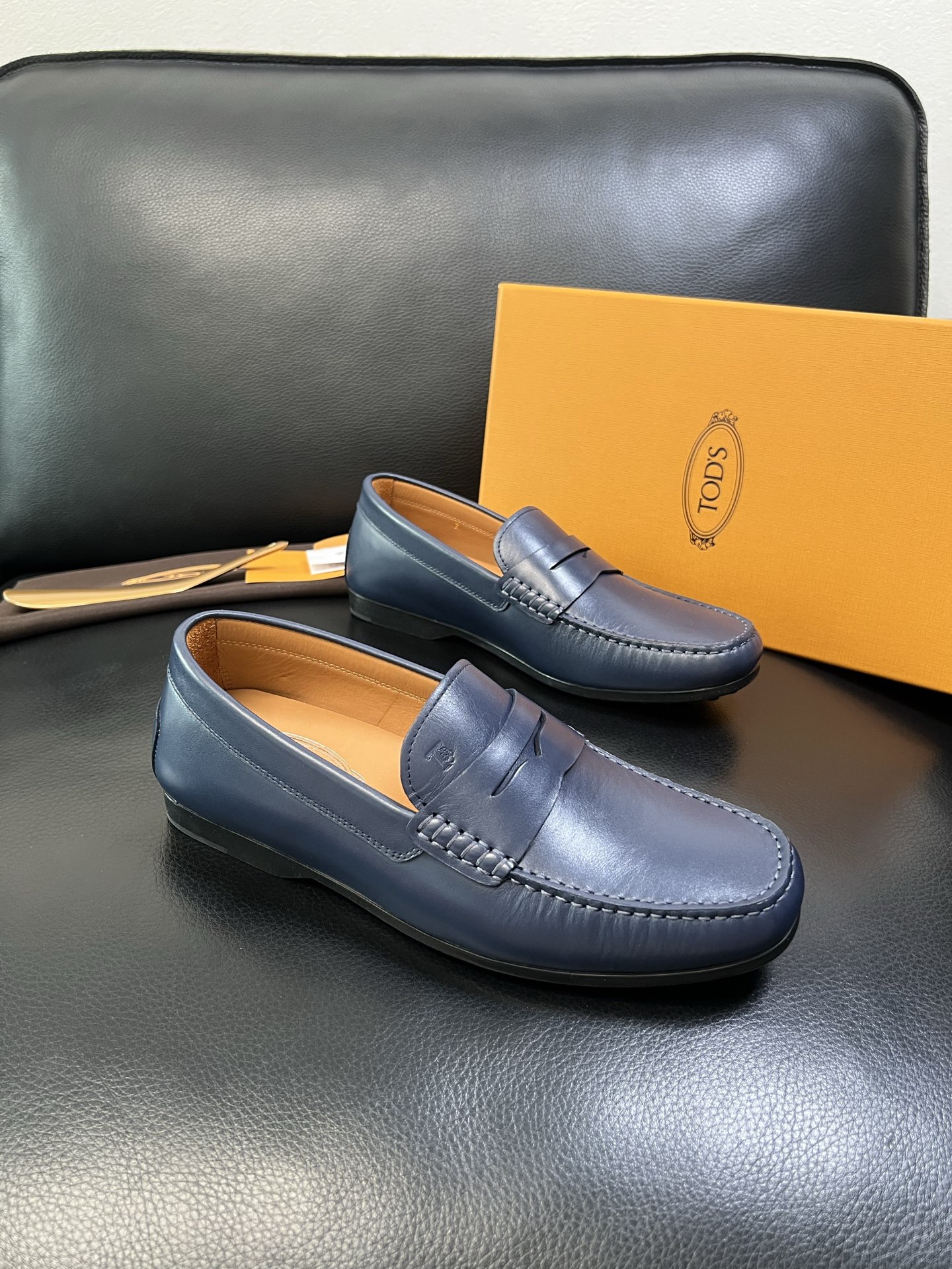 Tods 高品质 顶级代购 托德斯 专柜新款，原厂配置意大利进口牛皮面料，高品质复杂拼接工艺，经典的外观