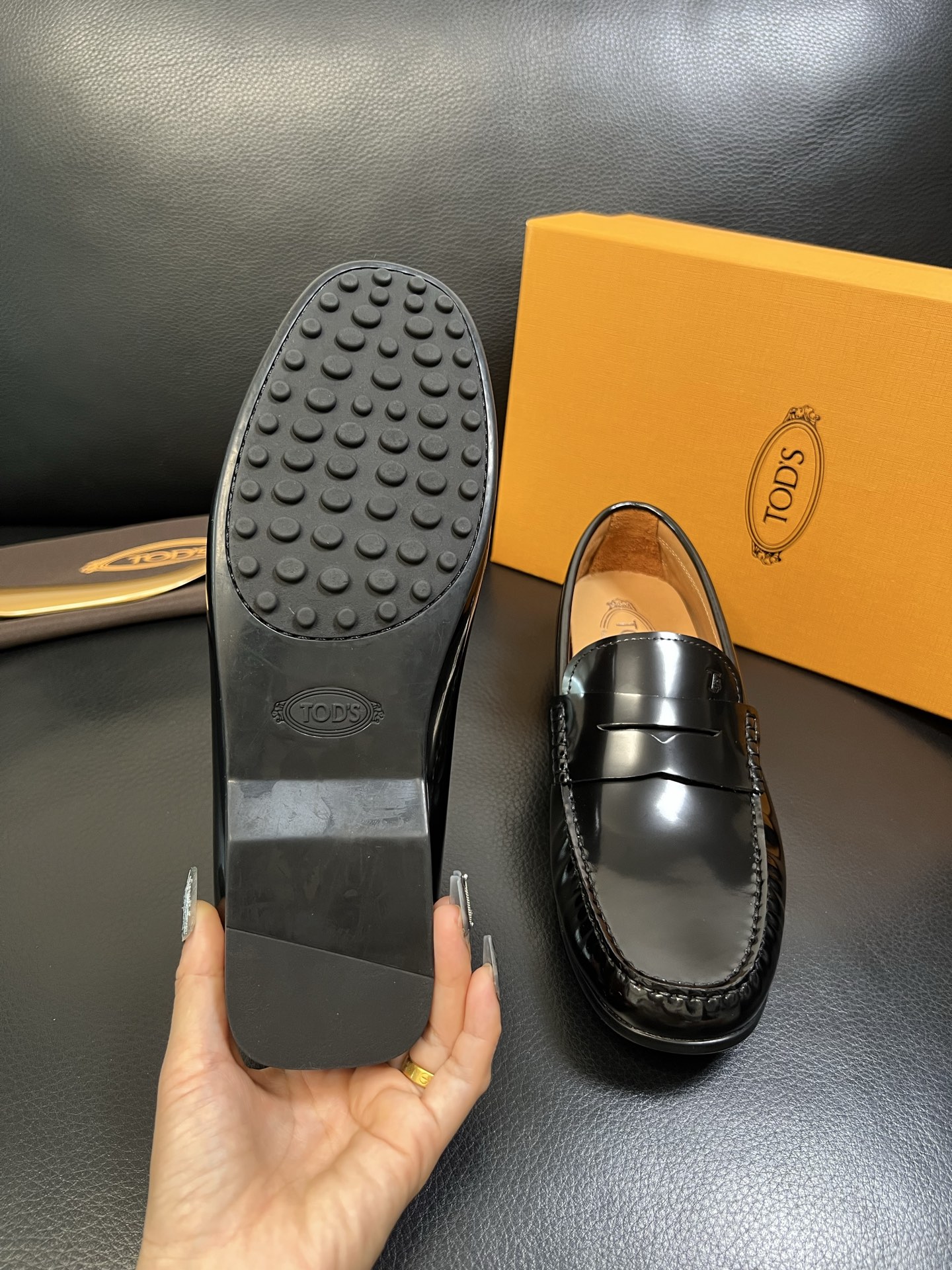 Tods 高品质 顶级代购 托德斯 专柜新款，原厂配置意大利进口牛皮面料，高品质复杂拼接工艺，经典的外观