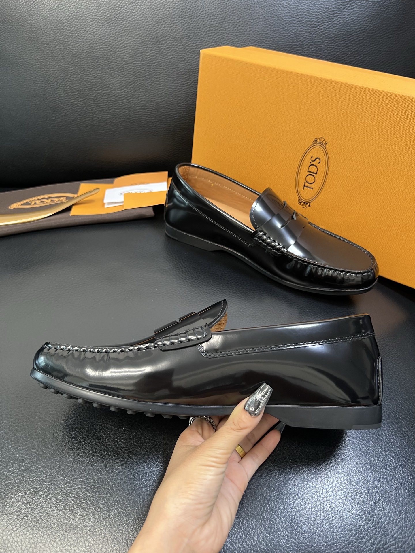 Tods 高品质 顶级代购 托德斯 专柜新款，原厂配置意大利进口牛皮面料，高品质复杂拼接工艺，经典的外观