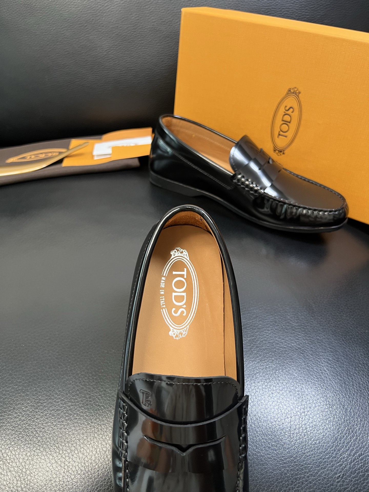 Tods 高品质 顶级代购 托德斯 专柜新款，原厂配置意大利进口牛皮面料，高品质复杂拼接工艺，经典的外观