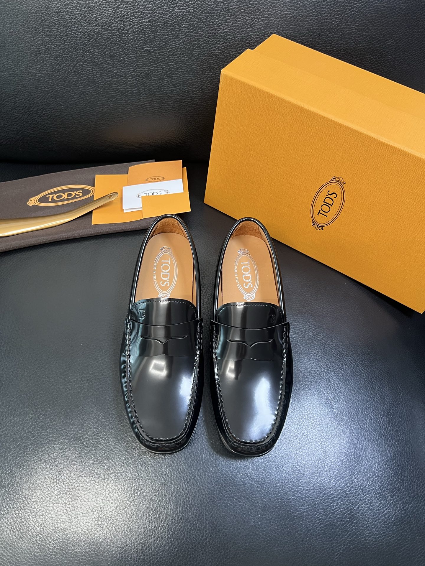 Tods 高品质 顶级代购 托德斯 专柜新款，原厂配置意大利进口牛皮面料，高品质复杂拼接工艺，经典的外观