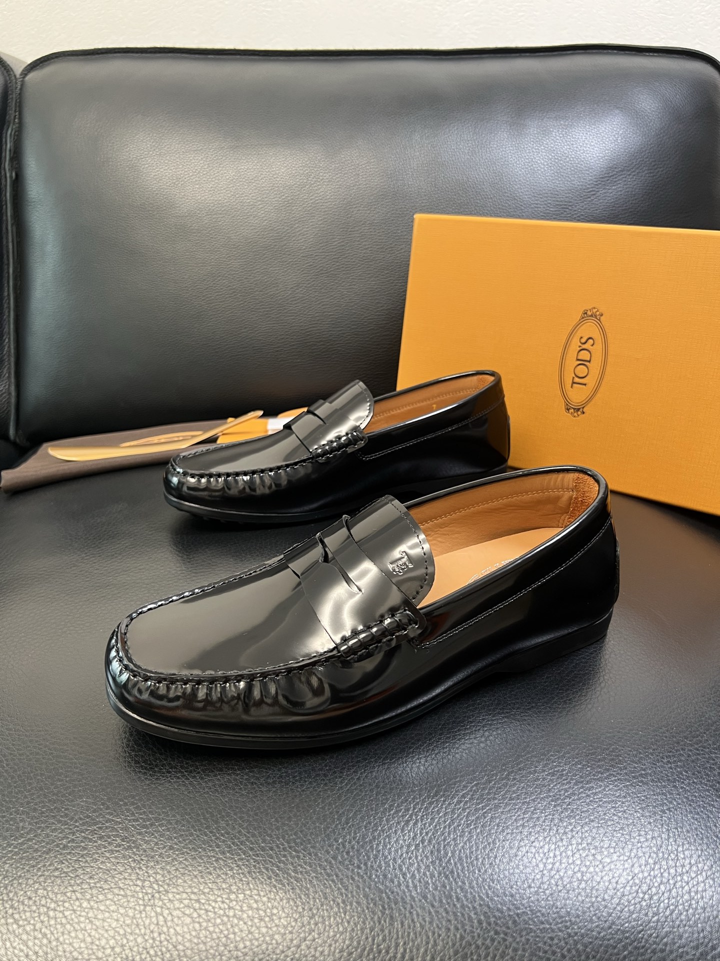 Tods 高品质 顶级代购 托德斯 专柜新款，原厂配置意大利进口牛皮面料，高品质复杂拼接工艺，经典的外观