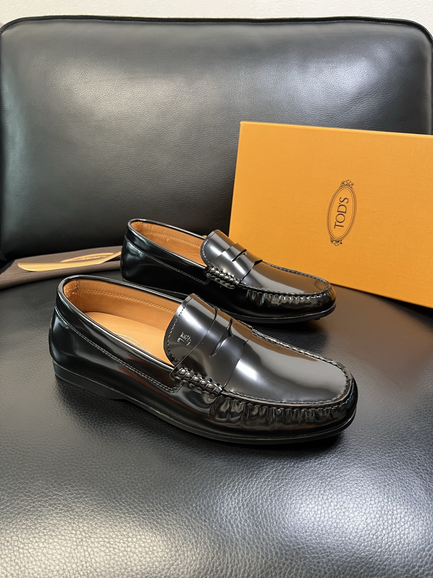 Tods 高品质 顶级代购 托德斯 专柜新款，原厂配置意大利进口牛皮面料，高品质复杂拼接工艺，经典的外观
