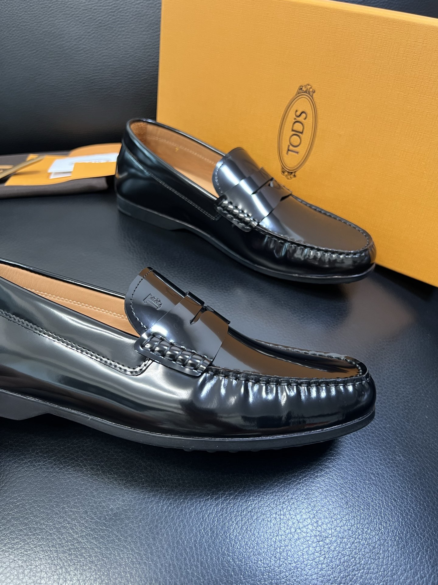 Tods 高品质 顶级代购 托德斯 专柜新款，原厂配置意大利进口牛皮面料，高品质复杂拼接工艺，经典的外观