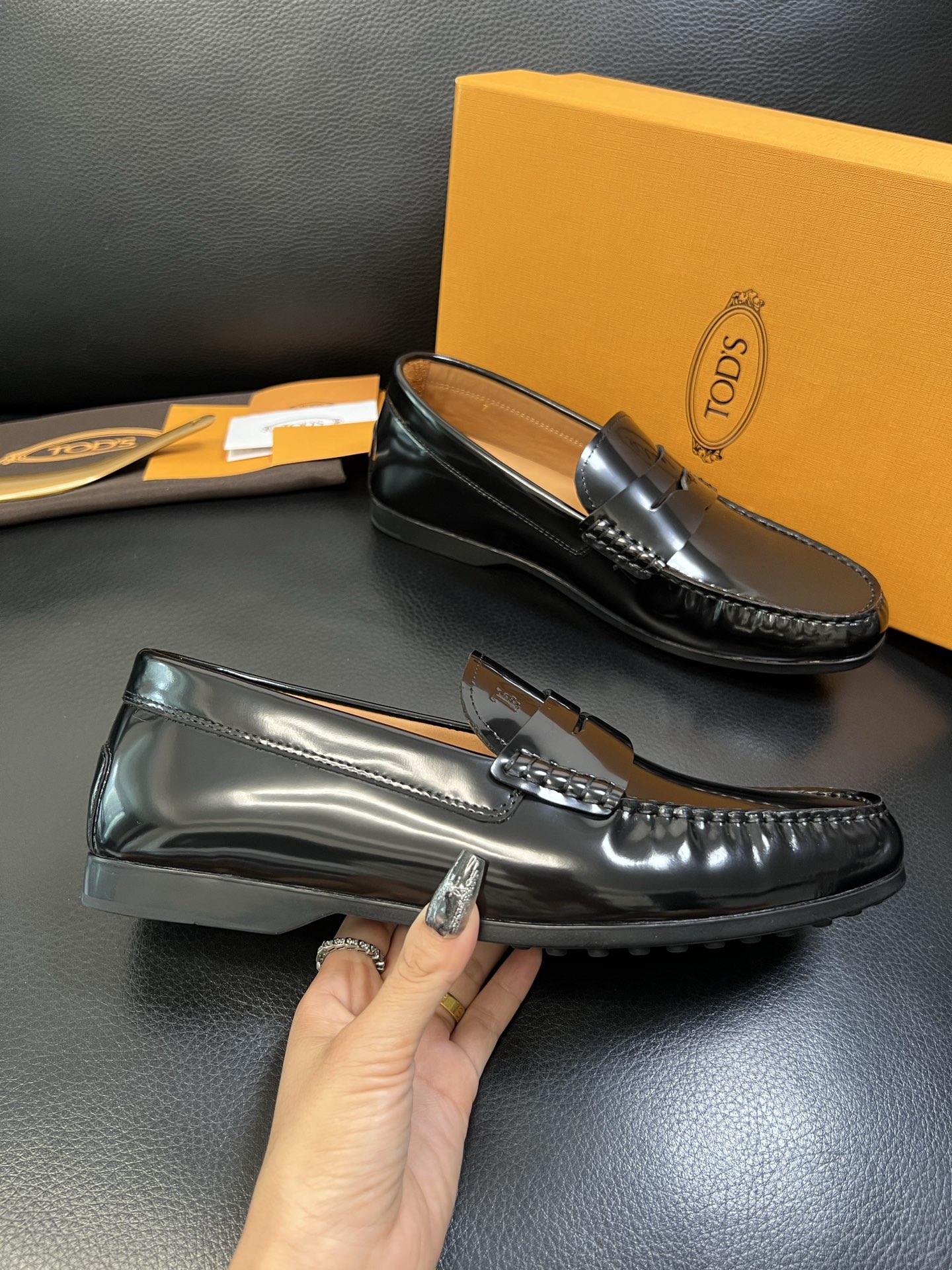 Tods 高品质 顶级代购 托德斯 专柜新款，原厂配置意大利进口牛皮面料，高品质复杂拼接工艺，经典的外观