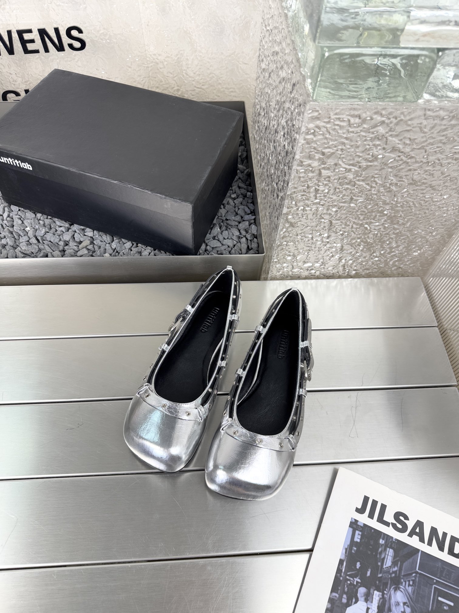 NO:231511,Untitlab niche designer 25 launch conference new Belts Ballerina series flat ballet shoes The toe is designed with irregular square lines. The toe is designed with full space. The shoe buckle is decorated with a belt buckle. It adds a fashionable atmosphere. It is highly versatile and adaptable. Fabric cowhide/silver metal material. Black sheepskin. Original double color rubber outsole. Size 35-40. Original packaging, ballet shoes, cowhide, sheepskin.19860909untitlab 小众设计师25发布会新款 Belts Ballerina系列 平底芭蕾鞋 鞋头采用不规则方形线条设计.概予脚趾充分空间感.鞋口皮带扣造型装饰.增添时髦气息.百搭适配性极强 面料牛皮/银色金属材质 内里黑色绵羊皮 原版双拼色橡胶大底 码数35-40 原版包装,芭蕾舞鞋,cowhide,sheepskin,Women's Shoes