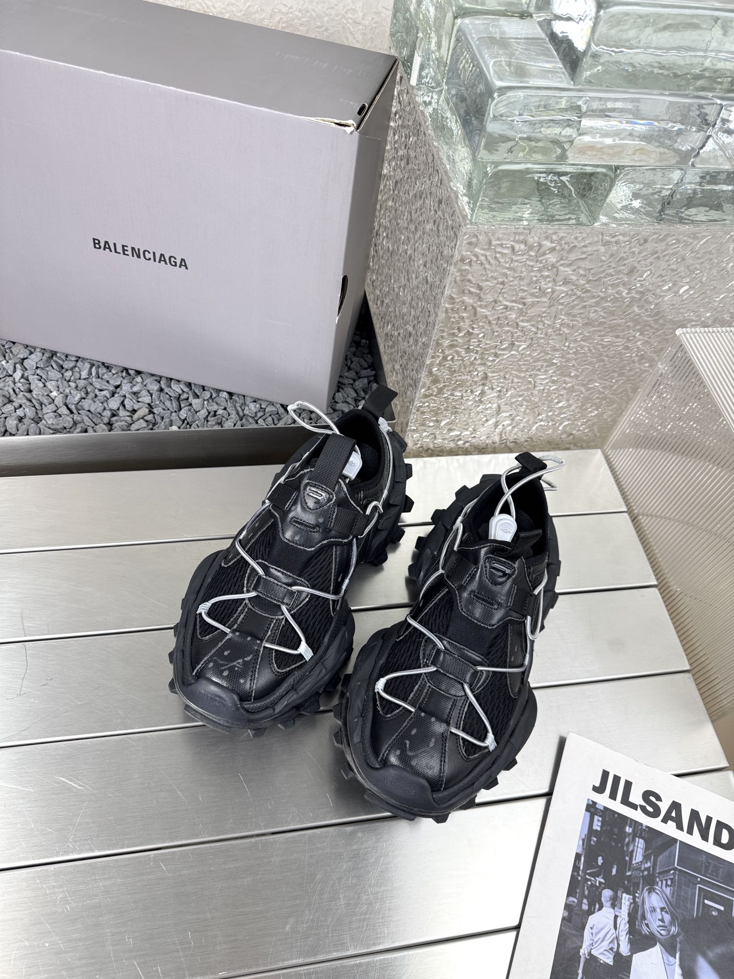 NO:260503,Balenciaga Hike Sneaker *15th generation couple dad shoes BALENCIAGA -【Hike Sneakers】25 Spring and Summer Hiking sneakers are brand new color scheme, adjustable elastic rope details extend from the foot surface to the toe, a long webbing lift ring, the front toe splicing not only adds an extra layer of tongue to the upper, but also enhances the outdoor use function. The old wear effect is applied to the sneakers, presenting a large number of used imprints. This is the style that appears repeatedly in Demna's Balenciaga~ Toe design and decoration Exaggerated styling and matching is more prominent Fabric: Original custom imported technology fabric   mesh Inner: Original custom breathable mesh Outsole: Original open mold 5 layers ultra-light MD combination rubber sole Sole thickness: 5CM  Size 35-45 Original packaging, casual shoes/sports shoes, balenciaga, balenciaga, sneakers19860909巴黎世家Balenciaga Hike Sneaker *15代情侣款老爹鞋 BALENCIAGA -【Hike Sneakers】25 春夏 徒步运动鞋全新配色,可调节弹力绳子细节从脚面延伸到鞋头,一个长长的织带提拉环,前面鞋头拼接不仅仅在鞋面增加了一层额外的鞋舌层,还增强了户外使用功能,做旧磨损效果应用到运动鞋上,呈现大量使用过的印迹,这是 Demna＇sBalenciaga中反复出现的风格～ 鞋头设计装饰 夸张的造型搭配更加凸显 面料: 原版定制进口科技面料 网面 内里: 原版定制透气网里 大底: 原版开模5层超轻MD组合橡胶底 底厚: 5CM 码数35-45 原版包装,休闲鞋/运动鞋,balenciaga,balenciaga,sneakers,Women's Shoes