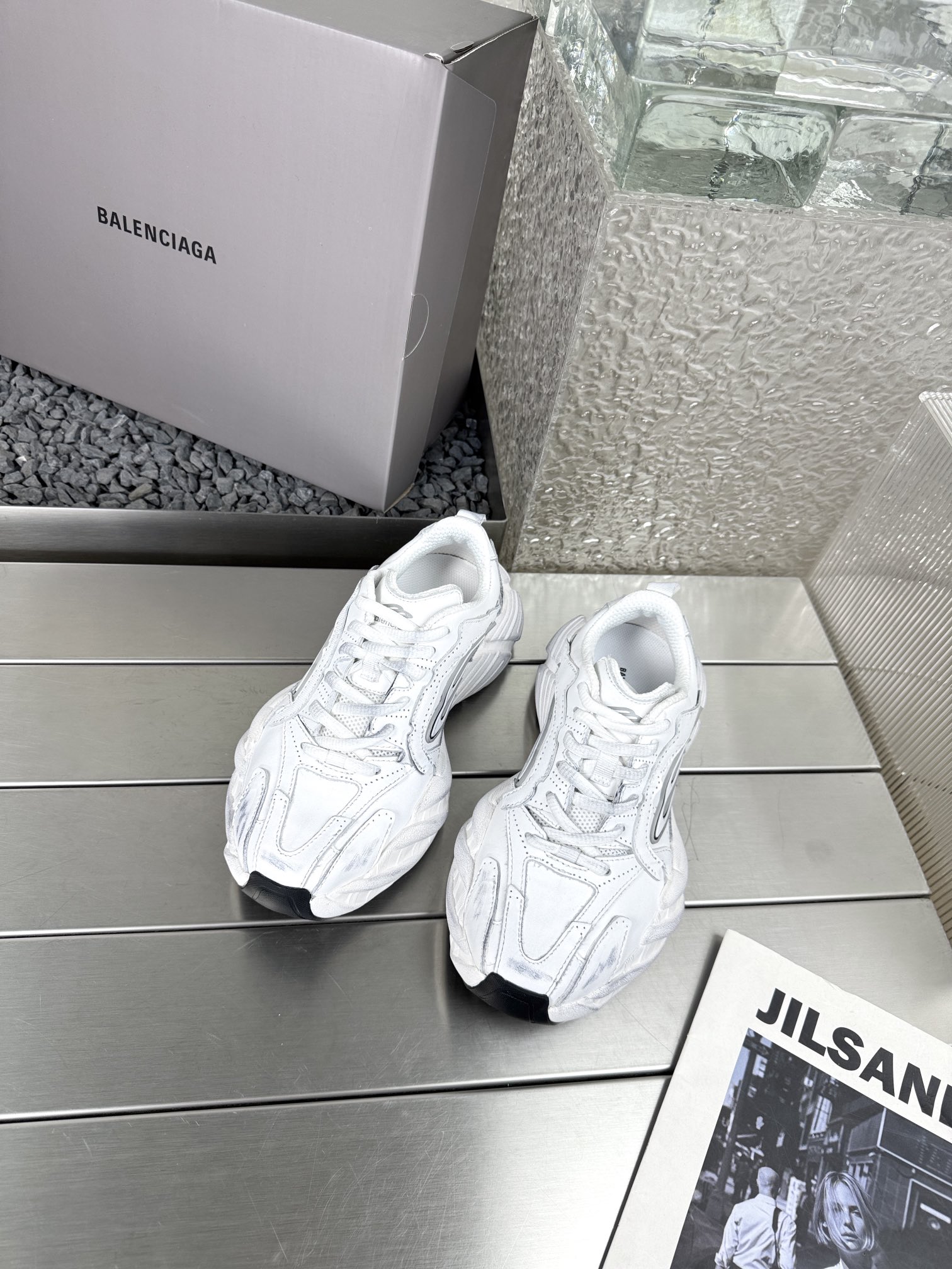 NO:260510,Balenciaga Autumn and Winter 25 - 3B Sports Mondayheel sneakers are inspired by the Flex series. This series debuted on Winter23, combining performance and elegance, with a 3B logo on the sides, inheriting Runner's streamlined shape and Track's flat toe. The overall shape of this time returns to the traditional 3XL, focusing on practicality, creating a lightweight style. The foot feels comfortable and natural. Fabric: Original custom cowhide   mesh. Inner: Original custom breathable mesh. Outsole: Original opening model ultra-light MD combination rubber sole thickness: 5CM size women's 35-41 / men's 39-45 original packaging, casual shoes/sports shoes, balenciaga, sneakers, cowhide19860909Balenciaga 25秋冬 - 3B Sports Mondayheel 运动鞋灵感来自Flex系列,该系列在Winter23首次亮相,融合了性能和优雅,侧面饰有 3B 标志 继承了 Runner的流线造型和 Track扁平的鞋头 此次的整体造型回归了传统3XL以实用性为主打造轻量化风格.脚感舒适自然 面料: 原版定制牛皮 网面 内里: 原版定制透气网里 大底: 原版开模超轻MD组合橡胶底底厚: 5CM 码数女款35-41 / 男款39-45 原版包装,休闲鞋/运动鞋,balenciaga,sneakers,cowhide,Women's Shoes