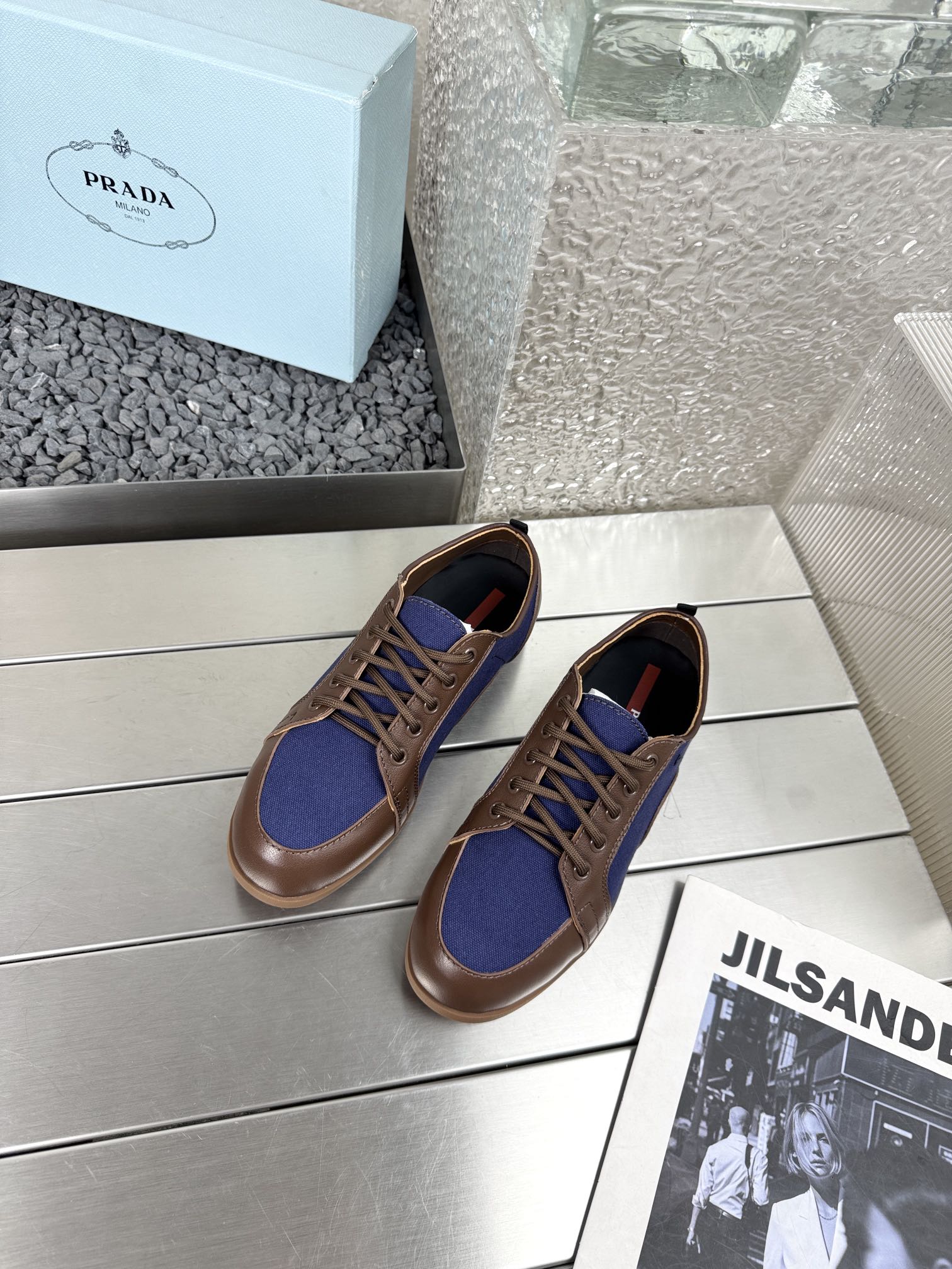 NO:260499,Prada/Prada Derby casual shoes are made of imported solid color sheepskin spliced ​​cotton and linen textile fabrics with three-dimensional geometric division, precision-made uniform stitching, unobstructed leather texture, multi-color splicing is fashionable and generous, sheepskin inner foot feels soft, comfortable and breathable. The soles and insoles are decorated with PRADA red striped letter logo, and the heel is decorated with fabric lifting shoes. P home classic business and casual series, with fine details and versatile products for travel!  Size 35-41 Original packaging, casual shoes/sports shoes, prada, prada, sneakers, sheepskin19860909Prada/普拉达 德比休闲鞋 采用进口纯色羊皮拼接棉麻纺织面料立体几何分割,精工制造缝线均匀,皮质质感一览无余,多色拼接时尚大方,羊皮内里脚感柔软舒适透气 鞋底和鞋垫饰有PRADA红色条形字母徽标,后跟饰有织物提鞋绊,P家经典商务休闲系列,细节精工细作,出行百搭佳品！ 码数35-41 原版包装,休闲鞋/运动鞋,prada,prada,sneakers,sheepskin,Women's Shoes