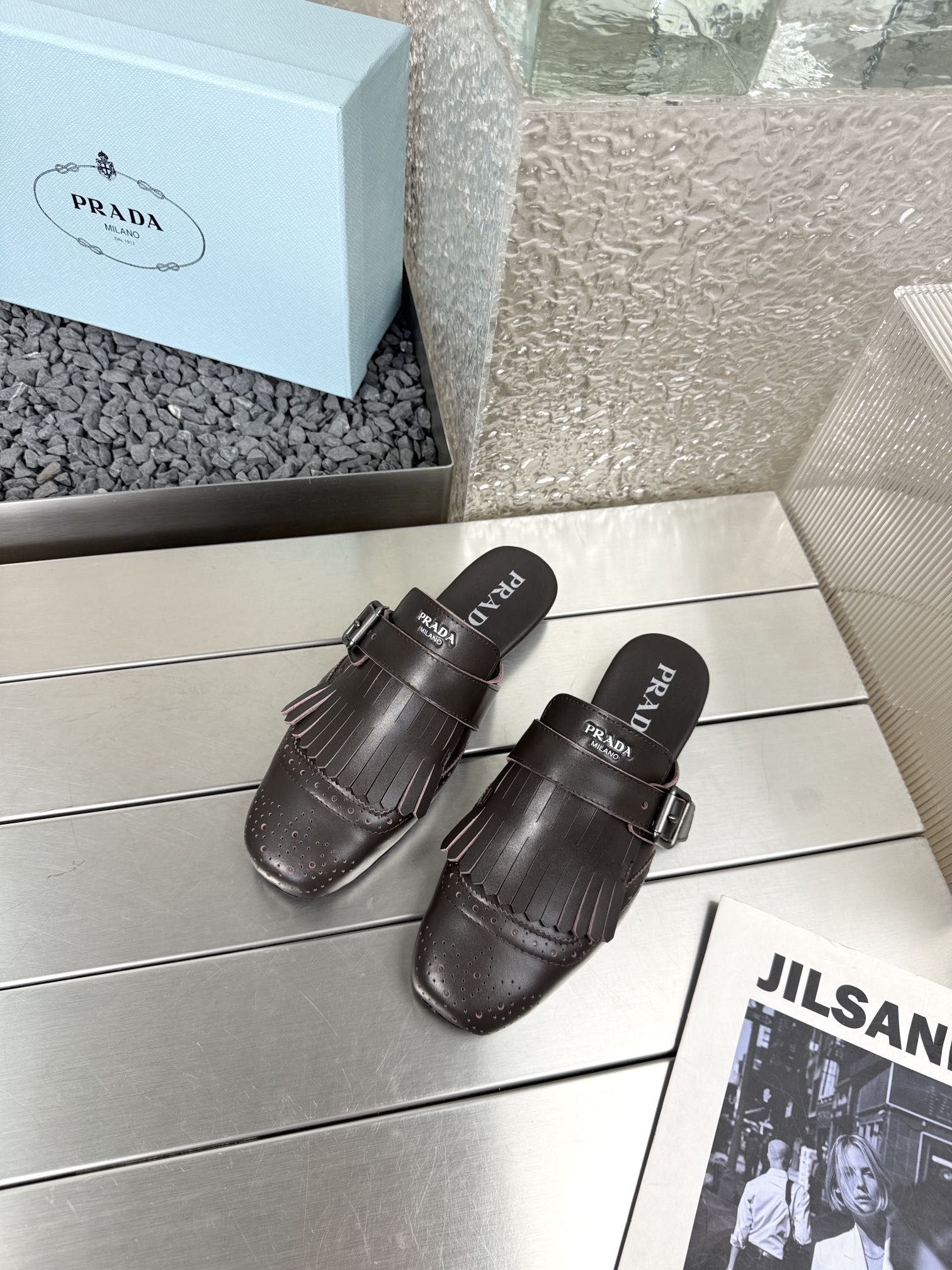 NO:260512,Prada 25 Early Spring Show Brock Carved Tassel Leather Shoes Low-key Luxury Lazy Shoes, the best choice for the rich!  The soft glue sole is known as the cloud-like feeling~100% comfortable. The retro carved upper is soft and textured!  Full of high-end feeling!  Upper imported wash cowhide inner sheepskin sole original rubber sole Size 35-41 slippers single shoes original packaging, leather shoes, prada, slippers, cowhide, sheepskin19860909Prada 25早春走秀款布洛克雕花流苏皮鞋 低调奢华懒人鞋,富人的不二选择！ 软胶底素有踩云感之称～舒适度百分百 复古雕花鞋面,柔和而有质感！高级感满满！ 鞋面进口水洗牛皮 内里 羊皮 鞋底 原版橡胶底 Size 35-41 拖鞋 单鞋 原版包装,皮鞋,prada,slippers,cowhide,sheepskin,Women's Shoes